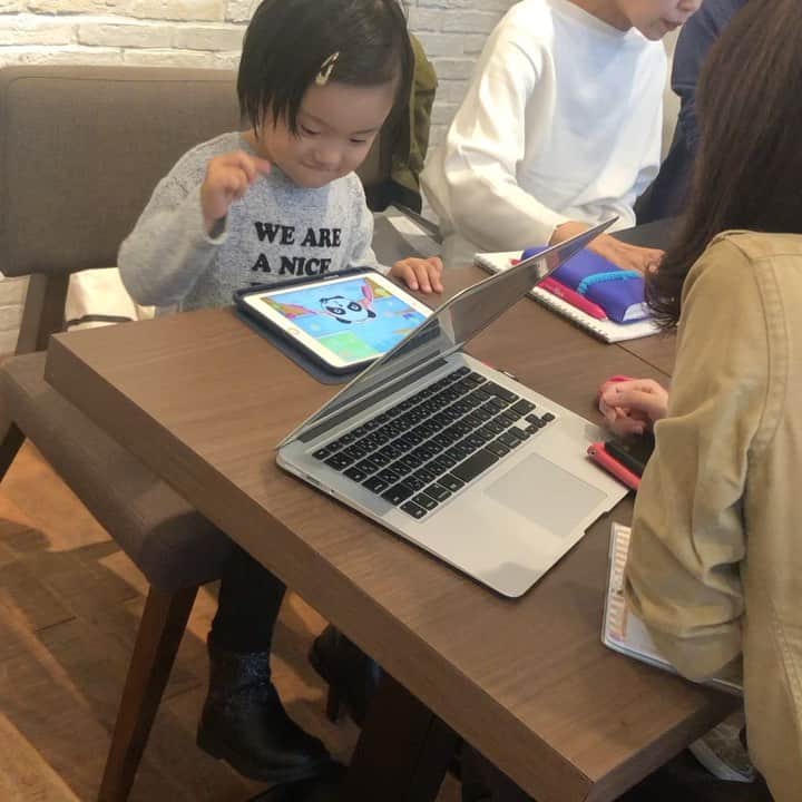のインスタグラム：「チビを連れて仕事へ。 ちゃんとみんなと並んでお仕事してくれてました。 本当にお姉さんになったなーって最近とても思う。 夢が広がりますね。 私は小さな頃から将来の夢っていうのが無く、目標達成主義だった。 なぜか夢=おとぎ話ってイメージを幼い頃から持ってた。 でも今は夢が山のようにある。 そして目標も山のようにある。 夢のベースは全て娘。 娘との将来のビジョンはどこまでも広がる。」