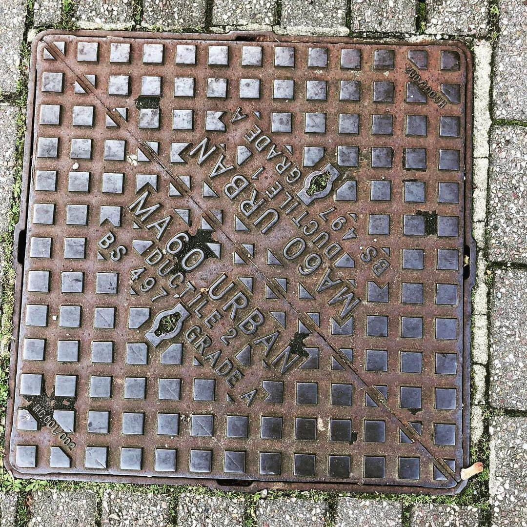 岡倫之さんのインスタグラム写真 - (岡倫之Instagram)「Weymouth manhole #manhole  #manholecover #hobby #object #art #artwork #instagood #GOK #GreatOKharn #UK #england #weymouth #マンホール #マンホーラー #インスタ映え #芸術 #アート #趣味 #漢 #下を向いて歩こう #海外マンホール #外国マンホール #海外のマンホール #外国のマンホール  #オーカーン #英国 #イギリス #イングランド #ウェーマス」10月28日 22時05分 - great_o_khan