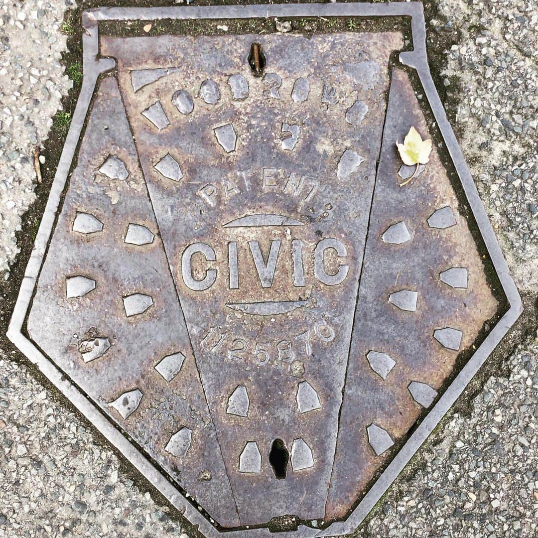 のインスタグラム：「Weymouth manhole #manhole  #manholecover #hobby #object #art #artwork #instagood #GOK #GreatOKharn #UK #england #weymouth #マンホール #マンホーラー #インスタ映え #芸術 #アート #趣味 #漢 #下を向いて歩こう #海外マンホール #外国マンホール #海外のマンホール #外国のマンホール  #オーカーン #英国 #イギリス #イングランド #ウェーマス」