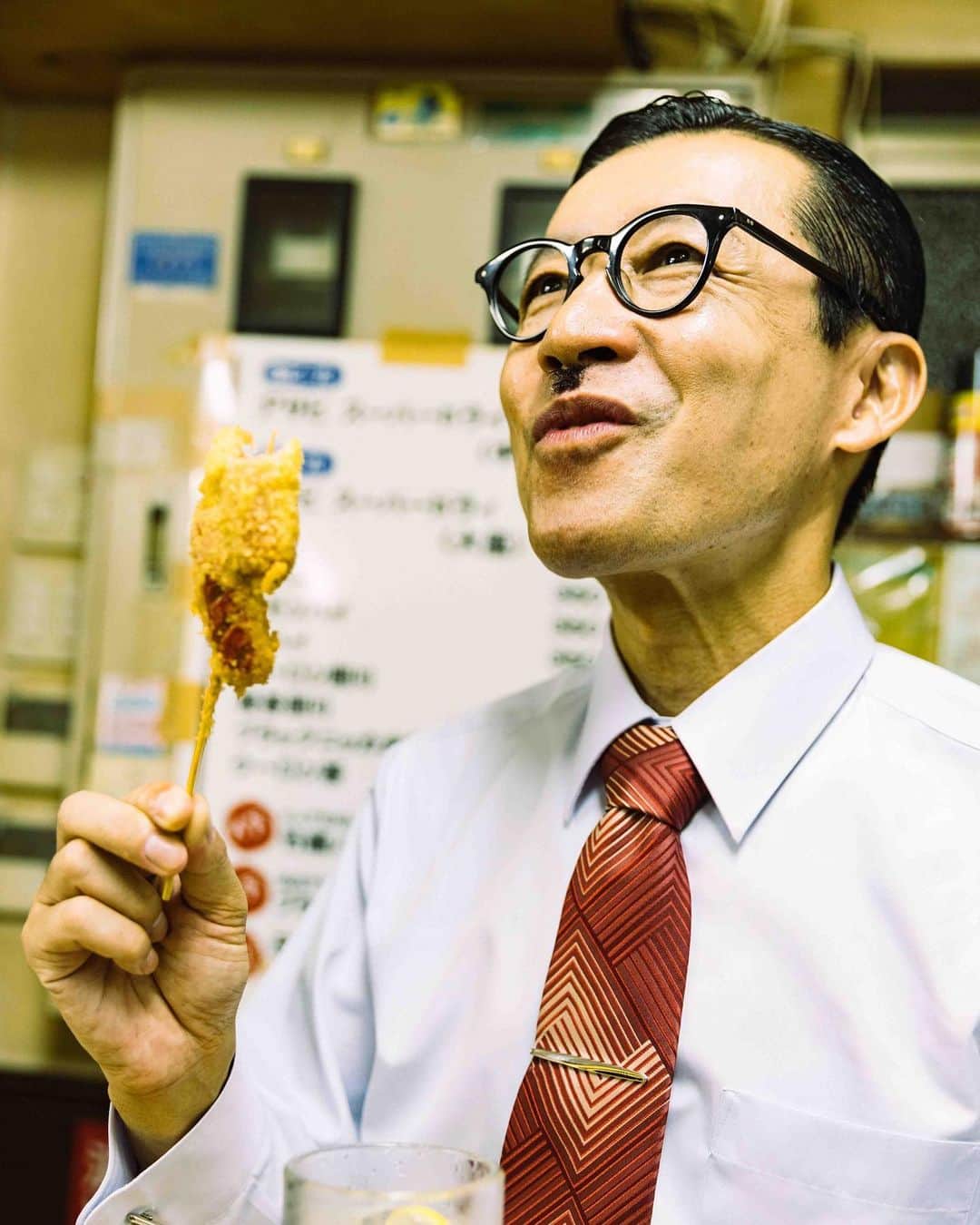 のインスタグラム：「今夜はカロリー気にしない #岩井ジョニ男 #iwaijonio #jonioIwai #ジョニスタグラム #jonistagram #イワイガワ  #浅井企画  #asaikikaku #幻の哀愁おじさん  #令和  #令和元年 #串カツ  #カロリー #天七  #サラリーマン #whitecollarwork #ninetofiver #東京 #tokyo #北千住 #kitasenju  #岩井眼鏡店 @iwaimeganeten  #ヴィンテージスーツ @vintage_gentry  #instagram  #instagood  #model #cool #cooljapan」