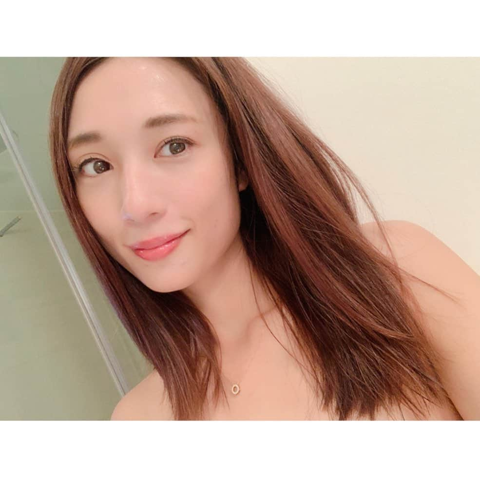 広瀬未花さんのインスタグラム写真 - (広瀬未花Instagram)「明日のビューティー撮影に向けて、ずっと気になっていた噂のパックを♪♪♪ パック大好きで色々と試してみるのだけど、 一時期は入手困難にもなっていた @dewycel_japan のパックを初めて使ってみました❤️ 一箱に、凹凸シートのピーリング5枚と 、上下に分かれているシートが5枚入ってます♪ お風呂上がりに使用してみたけど、 保湿力が素晴らしい。。✨✨ 顎下や首の半分くらいまでマスクで覆われるのも嬉しいし、 本当にぷるんッとしたモチモチ肌になれちゃいます♪ ・ 保湿後はたっぷり保湿クリームなどでケアすれば完璧。 リピート決定です❤️ ・ アマゾンでも購入できますよ♪♪ チェックしてみてね❤️ ・ ・ #dewycel #デュイセル #dewyholic #preciousvaluabledewycel  #beauty #ニキビ #保湿 #美容パック #パック好き #美容備忘録」10月28日 22時08分 - micahirose