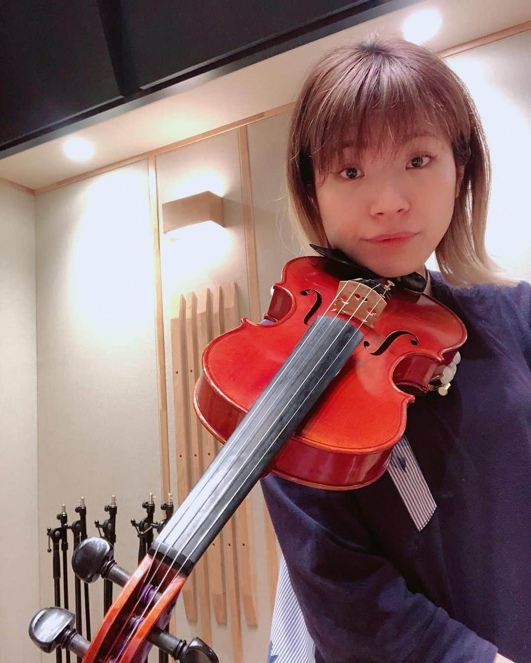 東出真緒さんのインスタグラム写真 - (東出真緒Instagram)「バイオリン🎻 レコーディング本日終了！！ 3時間で3曲録ったどーー💪🏻💪🏻💪🏻 明日も頑張る！ . #BIGMAMA #recording #violin #オラるバイオリン  #ピココピココピコ」10月28日 22時13分 - mao_bigmama_vn