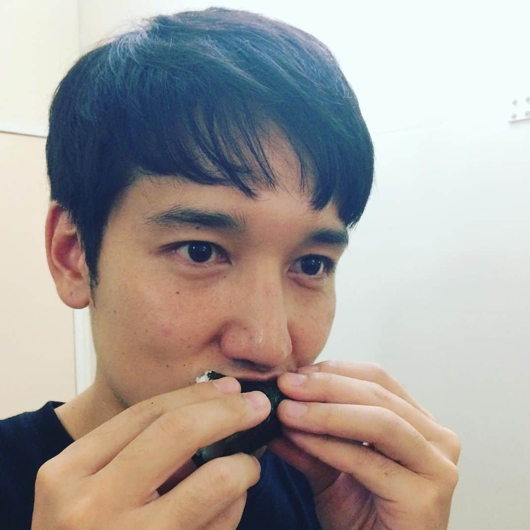 田野倉雄太さんのインスタグラム写真 - (田野倉雄太Instagram)「人間を食べている進撃の巨人ではありません。  おにぎりを食べている稽古終わりの田野倉です。  動きまくるのでとにかくお腹が空きます。  日に日に面白くなる予感しかしません‼️ あと2週間程で本番です🤩 まだ余裕があります‼️ 是非是非見に来てください🙇‍♀️ ”Be quick, but don’t hurry“  #カムカムミニキーナ #両面睨み節 #座高円寺 #近鉄アート館 #ジェイアイプロモーション #田野倉雄太」10月28日 22時14分 - tanokura_yuta_official