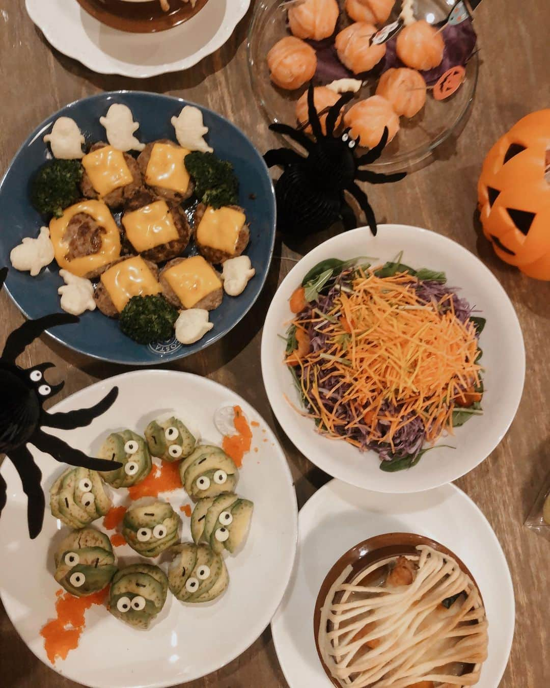 山中美智子さんのインスタグラム写真 - (山中美智子Instagram)「Halloween 👻dinner  ゾンビお寿司はアボカド🥑を薄ーく切って何枚か並べて丸く握ります。目はチーズとのりです！ サーモンのお寿司は、パンプキンやウィッチの飾りをさしてます🎃  ハンバーグはチェダーチーズをのせて、周りのゴーストはパイ生地です👻 サラダは紫キャベツ、ニンジン、カボチャ、ベビースピナッチ！まぜると紫とオレンジの色が可愛いです🧡💜 ミイラ風シチューポットパイは冷凍パイ生地を細く切ってのせて焼きます👌🏾 @luli_mii と作ったよ✨  意外と簡単で可愛く仕上がるのです👌🏾✨ 冷凍パイシートはとっても使えました🎃  もっと色々やりたくなるー😆 ハロウィンメニューたのしい♡」10月28日 22時20分 - alexiastam1988