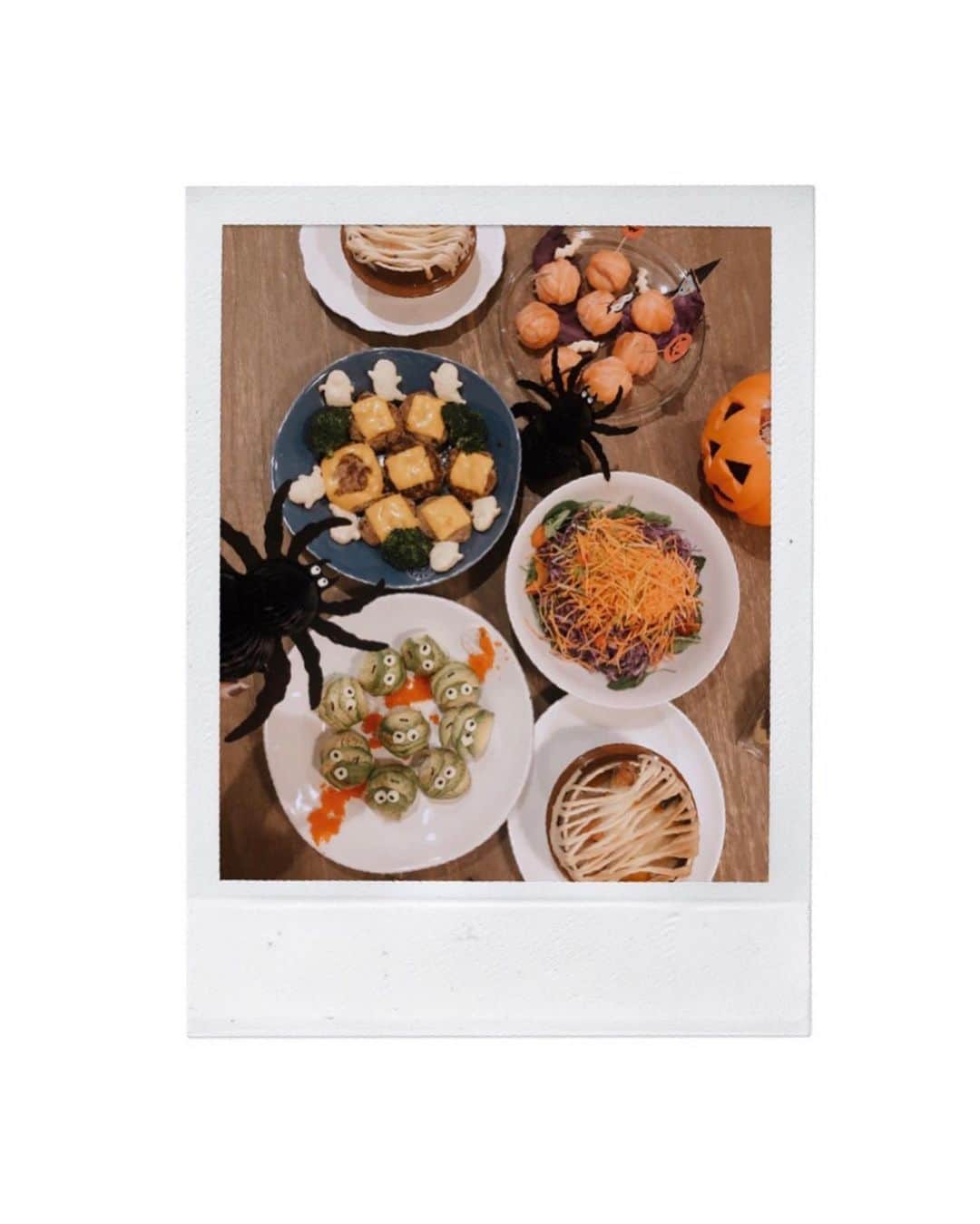 山中美智子さんのインスタグラム写真 - (山中美智子Instagram)「Halloween 👻dinner  ゾンビお寿司はアボカド🥑を薄ーく切って何枚か並べて丸く握ります。目はチーズとのりです！ サーモンのお寿司は、パンプキンやウィッチの飾りをさしてます🎃  ハンバーグはチェダーチーズをのせて、周りのゴーストはパイ生地です👻 サラダは紫キャベツ、ニンジン、カボチャ、ベビースピナッチ！まぜると紫とオレンジの色が可愛いです🧡💜 ミイラ風シチューポットパイは冷凍パイ生地を細く切ってのせて焼きます👌🏾 @luli_mii と作ったよ✨  意外と簡単で可愛く仕上がるのです👌🏾✨ 冷凍パイシートはとっても使えました🎃  もっと色々やりたくなるー😆 ハロウィンメニューたのしい♡」10月28日 22時20分 - alexiastam1988