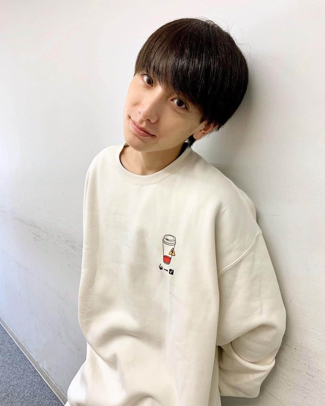 小西詠斗のインスタグラム：「古着っぽいレトロでビックサイズ感が可愛い〜スウェットを着てます 30日から発売されます！  #クティール#kutir #kutirfurugi#クティールフルギ #PR」