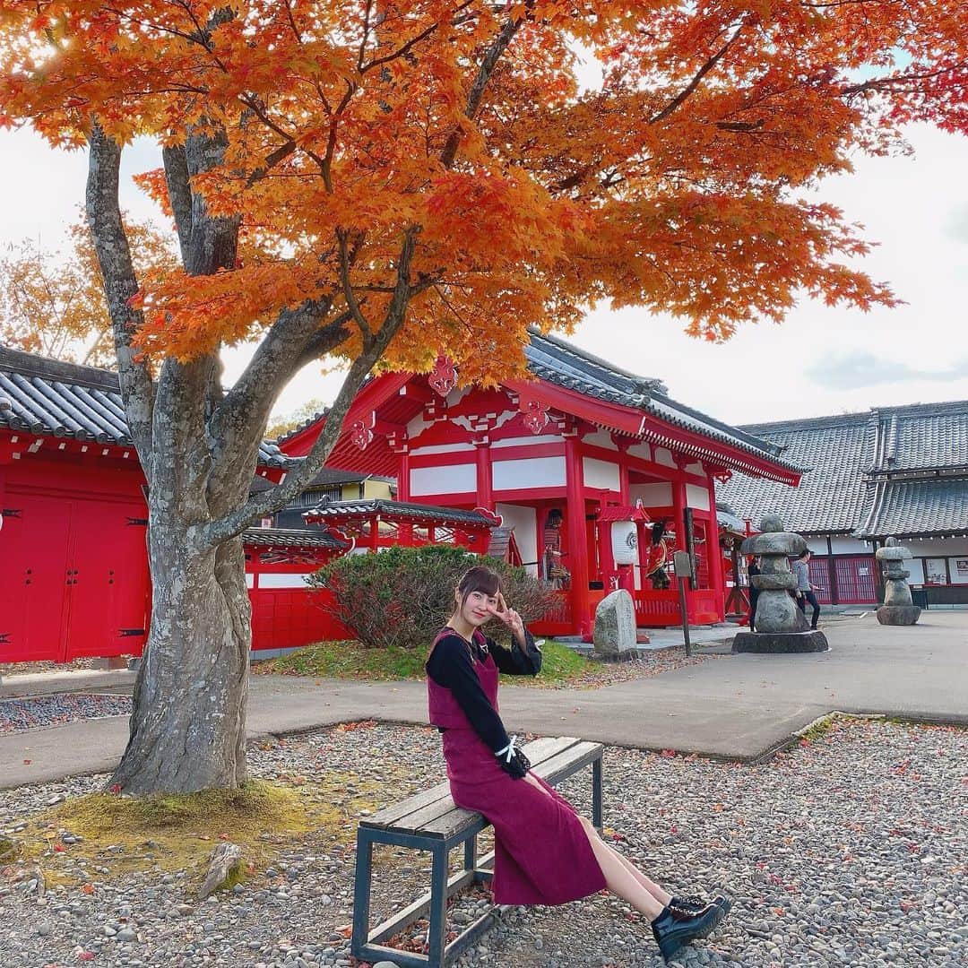 金澤有希さんのインスタグラム写真 - (金澤有希Instagram)「紅葉ってほんと綺麗よね。 一瞬だけど、その一瞬が最高に素敵！ ・ ・ ・ #紅葉 #北海道観光 #北海道旅行 #伊達時代村 #登別」10月28日 22時25分 - yuuki_kanazawa0501