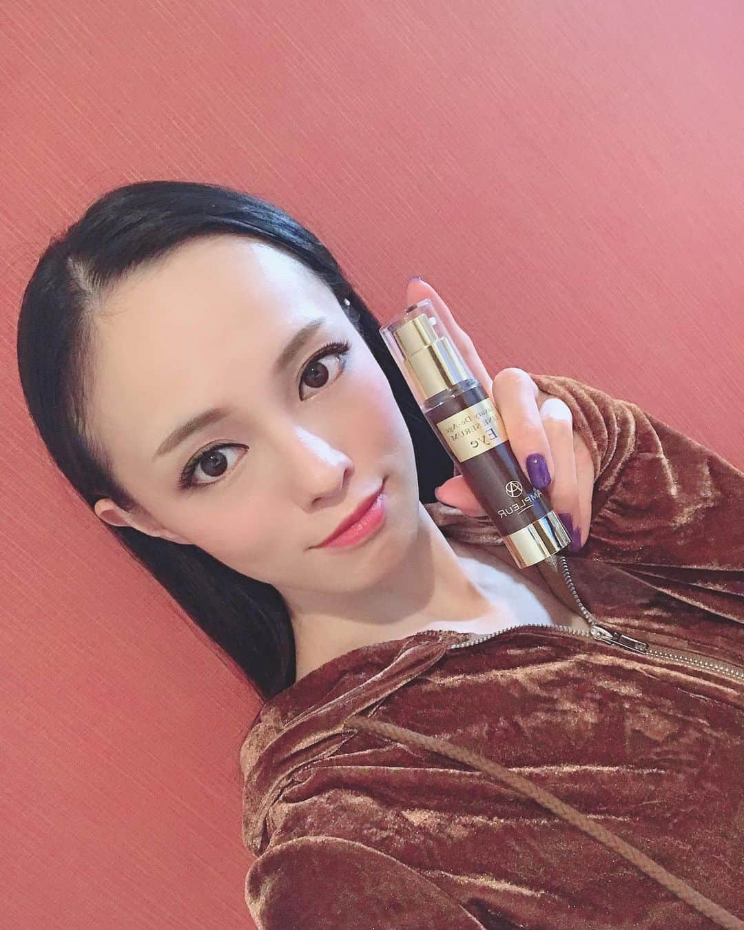 大湖せしるさんのインスタグラム写真 - (大湖せしるInstagram)「﻿ ﻿ みなさま、﻿ 乾燥対策進んでますか？﻿ ﻿ 冬に向けてお肌もしっかり保湿せねばと﻿ 毎日ケアしています﻿ ﻿ 舞台本番中は﻿ 何度もお化粧替えをしたりするので﻿ 乾燥しやすかったり、、﻿ なかでも﻿ アイメイクはしっかりしているので﻿ 特に気になる部分。。﻿ ﻿ 乾燥に負けない為に﻿ 私はこのアイクリーム↓﻿ ﻿ ラグジュアリー・デ・エイジ﻿ ラインセラム アイEX﻿ https://www.ampleur.jp/skincare/1212.do﻿ ﻿ とっても濃厚なクリームで﻿ 純粋レチノールが﻿ ふっくらとしたハリとツヤを﻿ 与えてくれているんだそうです﻿ ﻿ この季節、﻿ 絶対手放せないアイテムですっ﻿ ﻿ ﻿#アンプルール  #目元にハリ  #純粋レチノール  #アイクリーム  #乾燥に負けない」10月28日 22時36分 - cecile_daigo