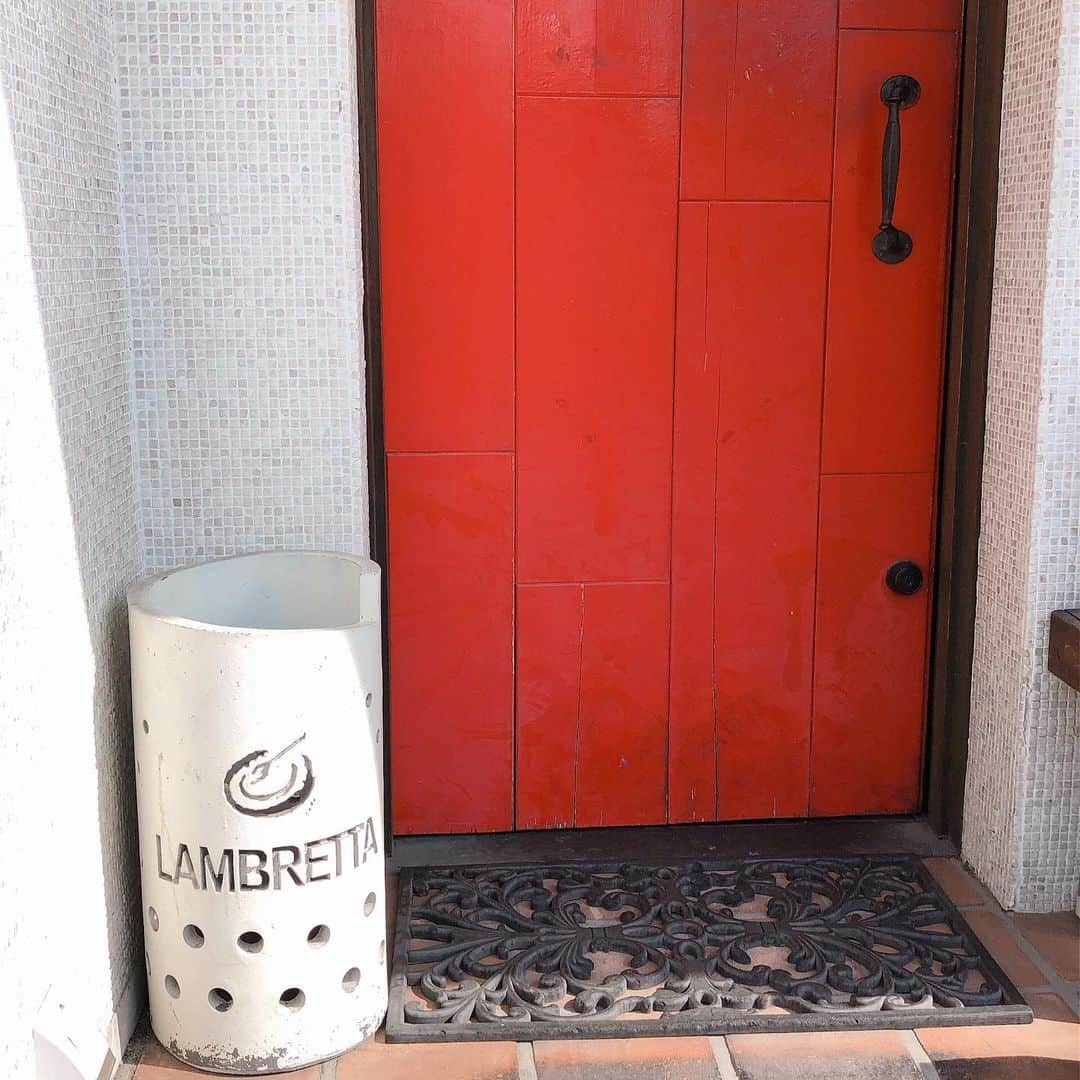 maiii0301さんのインスタグラム写真 - (maiii0301Instagram)「#lambretta #ブルスケッタ #ジェノベーゼ #サーモン #トマト #オイルパスタ #pasta #lunch ━︎━︎━︎━︎━︎━︎━︎━︎━︎━︎━︎━︎━︎━︎━︎━︎━︎━︎━︎━︎ 娘のスイミング🏊‍♀️での頑張りに感動をもらった〜🥺 来月は800m泳ぐとか⁈🤭 もうただただすごい‥😢❤️✨ ❕ そのあとのご褒美ランチはこちらへ♡ 娘との2人の時間がまたシアワセでした♡ 最近ぐうたらしてる姿をよく見かけるけど😂運動会プログラムの絵が選ばれたり、リレー選手だったり、自主学ノート📔冊数増えるたびにクラス1番で表彰状もらってきたり、お囃子もがんばってダンスもスイミングもよく頑張ってる😭そりゃ疲れるよね😂 性格的には自己主張しないタイプなんだけど、 今年も学校の大イベントで大声でセリフを言うことになったみたい❣️すごく嬉しい‼︎緊張もするけど心から応援するよ♡📣 だから壁紙にそのセリフを書いて貼ってある♡んだけど噛みそうなセリフ笑😂💦 毎日やんちゃな弟に翻弄されながらもw果敢に挑んで、 でも純真無垢に育ってくれていて感謝だなぁ💓 ぜんぜんスレテナイ🙏✨ 普段から『やることやるっ❗️』が口癖の私。😂 意外だと思われるのかわからないけど、気持ちは体育会系でメリハリをつけたい❗️ だから、遊ぶときは遊ぶ♡ 休むときは休む！ 頑張るときは頑張る💪✨ その集中力が大事だよね❗️ 子どもたちのパワーってすごい👏✨✨✨ 粘り強くがんばろうね❤️」10月28日 22時35分 - maiii0301
