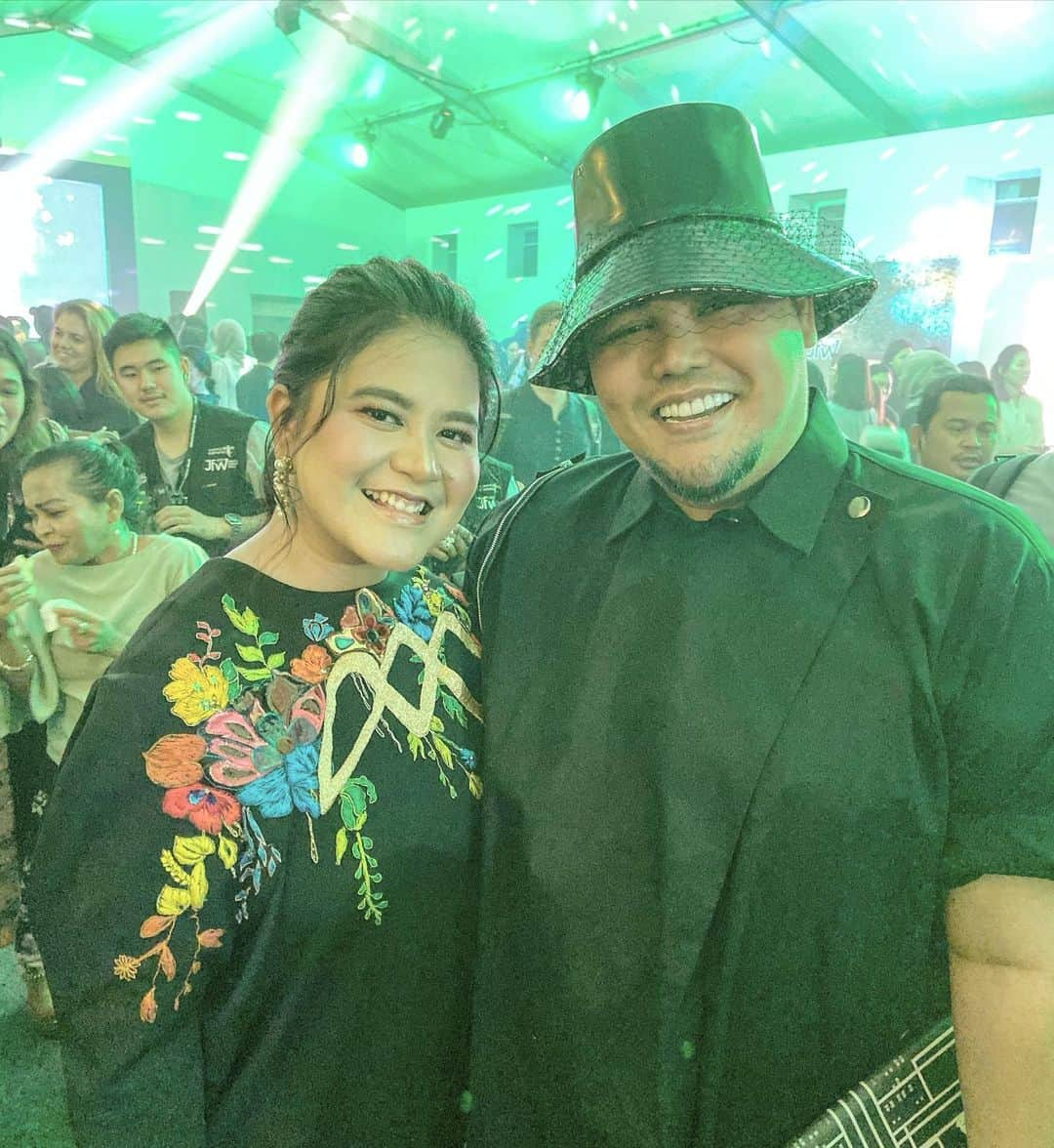 Ivan Gunawanさんのインスタグラム写真 - (Ivan GunawanInstagram)「. “ bump with such a beautiful yet humble woman @ayanggkahiyang , daughter of Mr President @jokowi . We’re here for supporting @melahyarofficial on Dewi Fashion Knights @dewimag , Jakarta Fashion Week 2020 @jfwofficial “ . . #ivangunawan #ikatanperancangmodeindonesia #indonesianfashiondesigner #fashiondesigner #DFK2019 #DewiFashionKnights」10月28日 22時46分 - ivan_gunawan