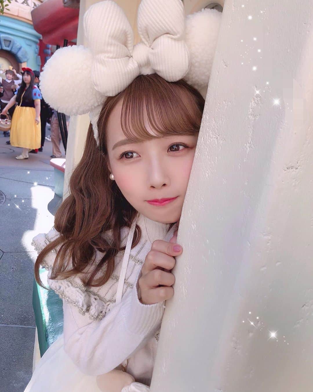 のインスタグラム：「. . つけたかった真っ白カチューシャ💗 モコモコで可愛いっ(*´ω｀*)❣️ . . . #tokyodisneyland #disneyland #disney #tdl #ディズニーランド #ディズニー #ディズニーバウンド #minniemouse #私服 #coordinate #lilybrown #love #instagood」