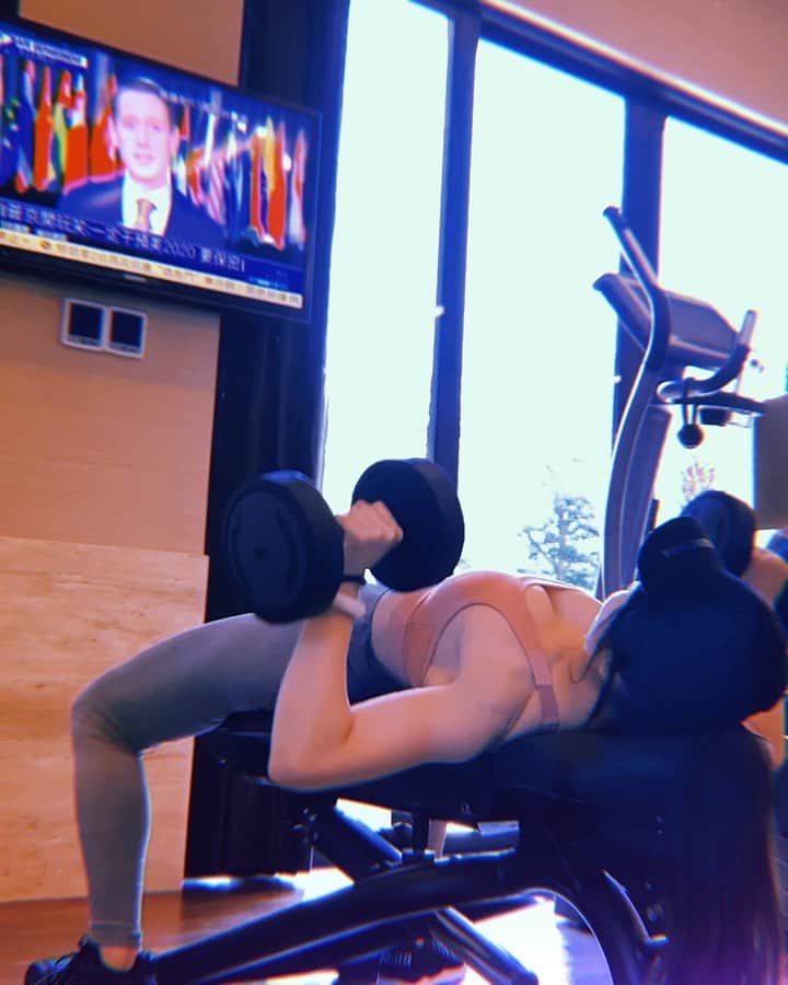 渋谷ゆりのインスタグラム：「Let’s try :)#dumbellpress  #ダンベルプレス ①ダンベルを抱えたままベンチに横になる ②肩甲骨を寄せて背中にアーチを作る ③その状態のままダンベルを上げる 8-12回がギリギリできる重さで3セットやってみてね💞 大胸筋、三角筋、上腕三頭筋を鍛えられるよ！  胸板厚くて腕がたくましい男性っていいよね…🤤好き。← 女の子はハードだと思うから、お家でできるようなバストのエクササイズまた紹介します♡  太長了我不敢翻譯了😂道歉 It’s too long to translate in English 😂sorry  #筋トレ #筋トレ女子 #ダイエット #減肥 #健身 #personaltrainer #健身教練 #パーソナルトレーナー #workout #Japanesegirl #美尻 #美女 #スクワット #翹臀 #フィットネス女子 #ボディメイク #くびれ #ジム #バストアップ #美乳」