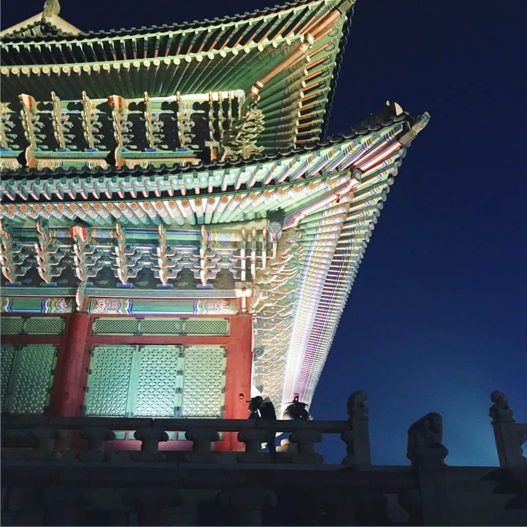 藤森香衣さんのインスタグラム写真 - (藤森香衣Instagram)「釜山から、ソウルへ  みんなで、期間限定でライトアップされている、 「景福宮(キョンボックン)」へ  1年でも時期が決まっていて、 ソウルっ子の サニーちゃんも初めてだそう。  昼間に比べて外国人は少なかったです。  10/31までだから、ソウルに行ってる人はオススメ❣️ ・ #autumn #beautifulday #seoul #lightup  #서울 #친구 #경복궁  #秋 #ソウル旅行 #ソウル  #素敵 #宮 #景福宮 #韓流ドラマ  #キョンボックン #ライトアップ #期間限定 #ドラマみたい #大人ソウル旅 #kaeたび🇰🇷」10月28日 22時40分 - kaefujimori