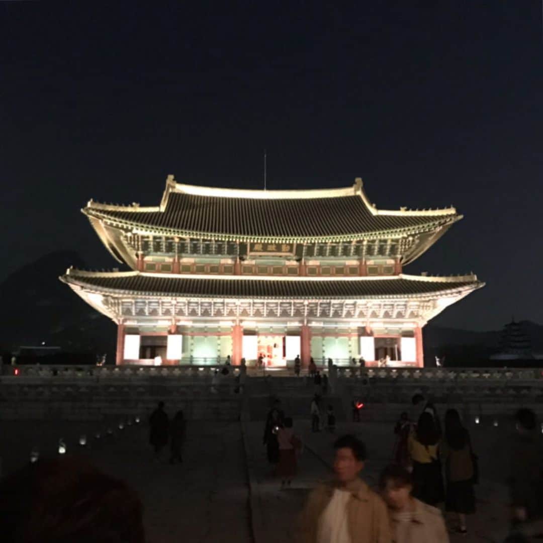 藤森香衣さんのインスタグラム写真 - (藤森香衣Instagram)「釜山から、ソウルへ  みんなで、期間限定でライトアップされている、 「景福宮(キョンボックン)」へ  1年でも時期が決まっていて、 ソウルっ子の サニーちゃんも初めてだそう。  昼間に比べて外国人は少なかったです。  10/31までだから、ソウルに行ってる人はオススメ❣️ ・ #autumn #beautifulday #seoul #lightup  #서울 #친구 #경복궁  #秋 #ソウル旅行 #ソウル  #素敵 #宮 #景福宮 #韓流ドラマ  #キョンボックン #ライトアップ #期間限定 #ドラマみたい #大人ソウル旅 #kaeたび🇰🇷」10月28日 22時40分 - kaefujimori
