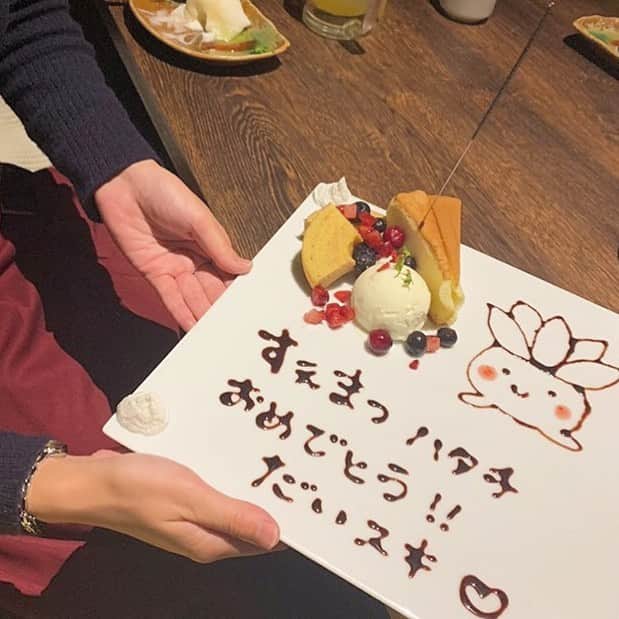 ゆずの小町 紙屋町店のインスタグラム：「.﻿ ﻿ 本日もご来店ありがとうございました ☺︎﻿ ﻿ 今日 ハタチの誕生日を迎えたスタッフが﻿ 食べに来てくれたので お祝いをしました ！﻿ ﻿ ﻿#ゆずの小町 #広島グルメ #食べ飲み放題 #広島居酒屋 #個室 #カップル #女子会 #新年会 #宴会 #記念日 #デート #飲み会 #ゆず #いいね返し #コズミックダイナー #祝成人 #ハタチ #ゆっぴーおめでとう #❤︎ #やっとお酒解禁だね #ほんとはピカチュウが描きたかったんよ #難しすぎてナゾノクサ #ステキな１年になりますように #ちなみに明後日はななみちゃんの誕生日 #おめでたい続きのゆずの小町」