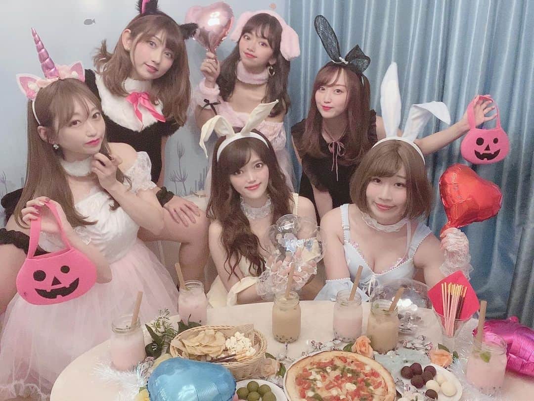 のインスタグラム：「ハロウィン🥰﻿ 女子会してきたー😍﻿ やっぱり女の子沢山集まると楽しい🥺♥️﻿ ﻿ 次はクリスマスで🥺♥️ . 沢山写真撮ったからこれからいっぱいアップしてもいいかな☺️﻿ ﻿ ﻿ ﻿ #いいね #いいね返しは絶対 #좋아요반사 #좋아요태러 #인친황영 #ハロウィン #ハロウィン女子会 #ハッピーハロウィン #渋谷 #HELLOWEEN #コスプレ #アニマルコスプレ #女子会 #女子 #ハロウィン仮装 #ハロウィンコスプレ #ハロウィンコスチューム #女子会コーデ #女子会パーティー #パーティー #女子力向上委員会 #うさぎのコスプレ #アニマルコスプレ #ビジョビ」