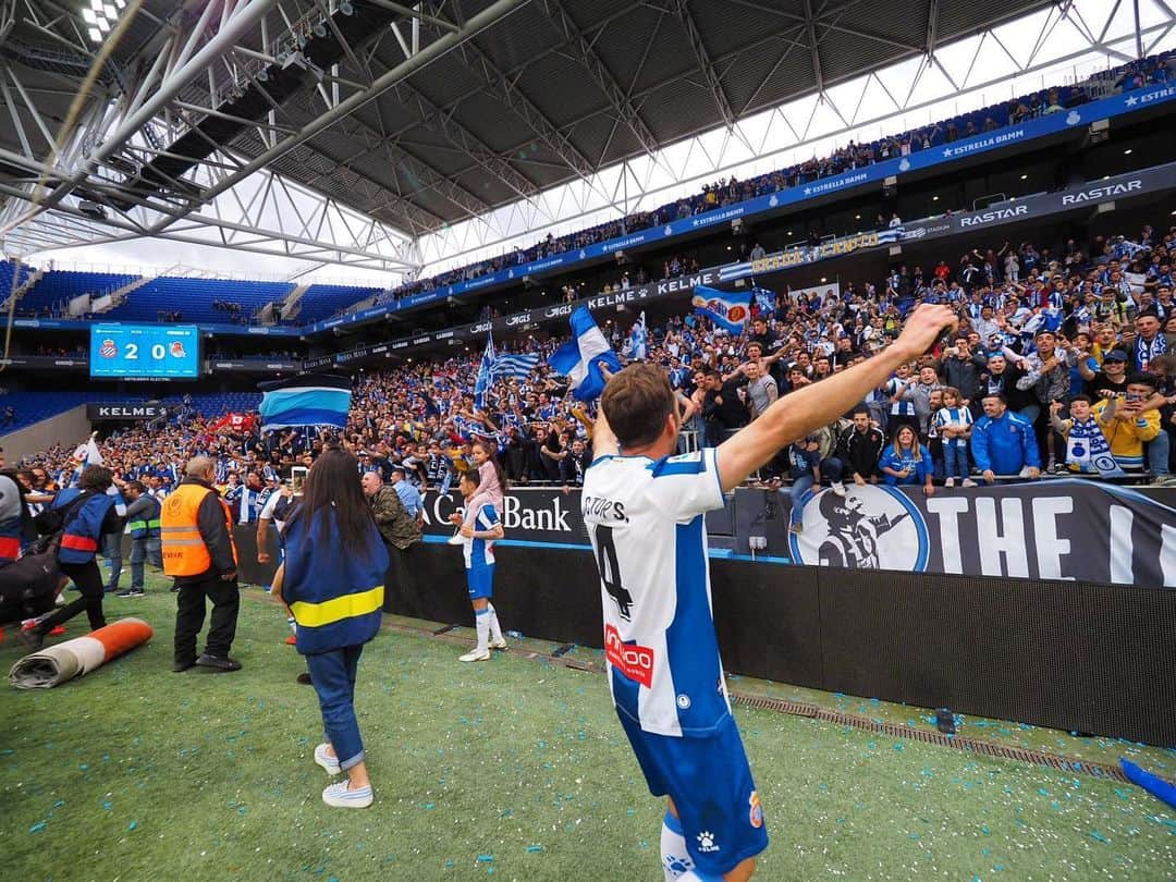 ビクトル・サンチェス・マタのインスタグラム：「Feliz de poder formar parte de estos 119 años de historia! ⚪️🔵 #rcde #meravellosaminoria」