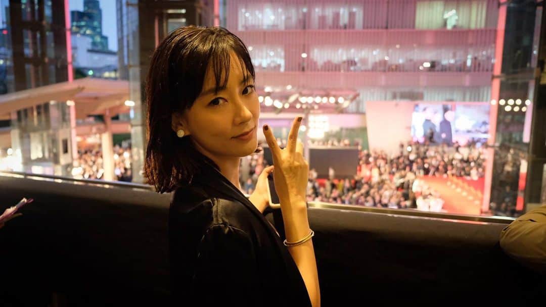 水川あさみのインスタグラム：「東京国際映画祭にて。 監督の足立さん、プロデューサーの代情さん、そして岳くんとレッドカーペット歩かせてもらいました。 会場はエネルギーに満ち溢れていて、なんともいえない興奮で細胞がザワザワしました。 #喜劇愛妻物語 #東京国際映画祭」