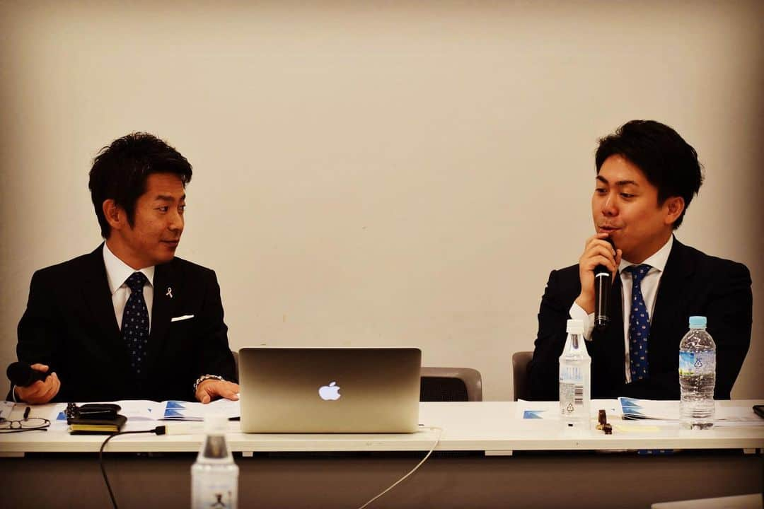 清水健さんのインスタグラム写真 - (清水健Instagram)「. #赤堀弁護士 とセミナー講師を。  変わらず頼りになります。 勉強になりました。 皆様にありがとうございます。  #清水健講演会 ／出演依頼等 清水健オフィシャルホームページ #112日間のママ #シミケン 。  11月9日は、#明石市 で、 #清水健 チャリティー講演会です。  2019年10月#ピンクリボン月間  ピンクに染まる心のリボン 今日も多くの場で結ばれていますように。  #記者会見 #セミナー  #弁護士ドットコム」10月28日 23時04分 - shimizuken.official