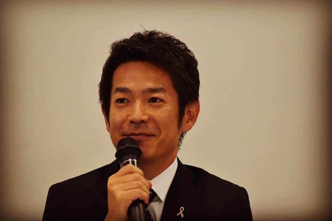 清水健さんのインスタグラム写真 - (清水健Instagram)「. #赤堀弁護士 とセミナー講師を。  変わらず頼りになります。 勉強になりました。 皆様にありがとうございます。  #清水健講演会 ／出演依頼等 清水健オフィシャルホームページ #112日間のママ #シミケン 。  11月9日は、#明石市 で、 #清水健 チャリティー講演会です。  2019年10月#ピンクリボン月間  ピンクに染まる心のリボン 今日も多くの場で結ばれていますように。  #記者会見 #セミナー  #弁護士ドットコム」10月28日 23時04分 - shimizuken.official