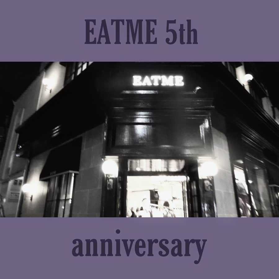 益若つばささんのインスタグラム写真 - (益若つばさInstagram)「EATME5周年、、！😭✨👑﻿ ﻿ 思い出を辿ると楽しかったことより悔しかったことや、苦しいことの方が多かったかもしれません。﻿ ﻿ きっとオープンから一緒のスタッフさん達はみんなこの気持ちがわかるはず。﻿ ﻿ ﻿ 最初は全く認めてもらえずに何がしたいかわからないと言われ続けたり、﻿私がお洋服に対してOKを出す基準や世界観が厳しすぎてディレクターを下ろされかけていた時期もありました。。﻿時代がモテ系が流行っていたりで毒っけのあるEATMEは会社の偉い方には当時なかなか受け入れてもらえなかったんですよね、、。﻿(今は受け入れてもらえてみんなで団結してとても良くなりました🌸☺️)﻿ ﻿ ﻿ ﻿ ﻿ それでも作りたいものをみんなで何度も何度も話し合いながら、どうしたら喜んでもらえるのか試行錯誤して、﻿ ﻿ ﻿ ようやく今、色んな方からEATME好きとか、その世界観がEATMEらしいよねって言ってもらえるようなブランドになってきました。😭😭✨✨﻿ ﻿ ﻿ ﻿ 雑誌でも人気No.1ブランドになったり、人気コーデ1位、人気企画No.1になったり、最初は全く載れなかった時代に比べたら、ビックリするような出来事ばかりです！﻿ ﻿ ﻿ 5年経ってやっといいスタートが切れた感じです。﻿ まだまだだけど。﻿ ﻿ ﻿ 私もいつまで携われるかわからないけど、﻿ EATMEを立ち上げ、確実にお洋服や自分自身を好きになってくれた方々がたくさんいるし、そんな素敵な人生の一つの出来事に関われたことが幸せです☺️😭💓﻿ ﻿ ﻿ これからも、万人受けではないけど、誰かの1番になれるブランドになれるように頑張ります✨☺️﻿ ﻿ ﻿ EATME原宿本店、梅田EST店共々よろしくお願いします！﻿ ﻿ 今日まで支えてくれてありがとう☺️🥳🥳﻿ 明日からもよろしくお願いします！﻿ ﻿ ﻿ ﻿ ﻿ そして、イベントの後は店員さん達みんなとお疲れ様&おめでとうのご飯に行ったよ🥰✨﻿ ﻿ ﻿ 店員さん達のおかげでお客さんに愛されるブランドになったのだと思っています✨☺️﻿ 大変なお仕事だろうに、いつもありがとうね！😭✨﻿ ﻿ ﻿ みんながずっと考えてくれてたらしいケーキとお手紙達をいただいたよう💓🥳﻿ ﻿ 原宿本店と梅田EST店のみんなから！💌﻿ ありがとうー🥰﻿ ﻿ ﻿ 店員さんみんな優しいので、ぜひお洋服やプレゼントに悩んだらお店に足を運んでみてください✊🏻✨﻿ ﻿ ﻿ ﻿ ﻿ 2019冬も可愛いし、2020の春夏も可愛いです。﻿ ﻿ また展示会あるから載せるね！🥰﻿ ﻿ ﻿ #EATME #5th #japan #harajuku #anniversary﻿ ﻿ ﻿ ﻿」10月28日 23時09分 - tsubasamasuwaka1013