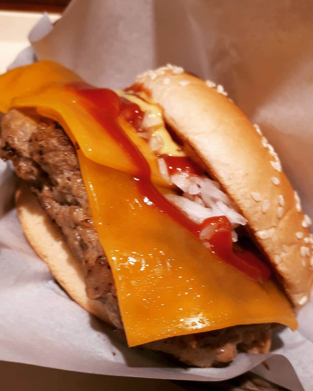 松本拓郎（マスオチョップ）さんのインスタグラム写真 - (松本拓郎（マスオチョップ）Instagram)「ハンバーガーをたべるゾ」10月28日 23時14分 - masuochop