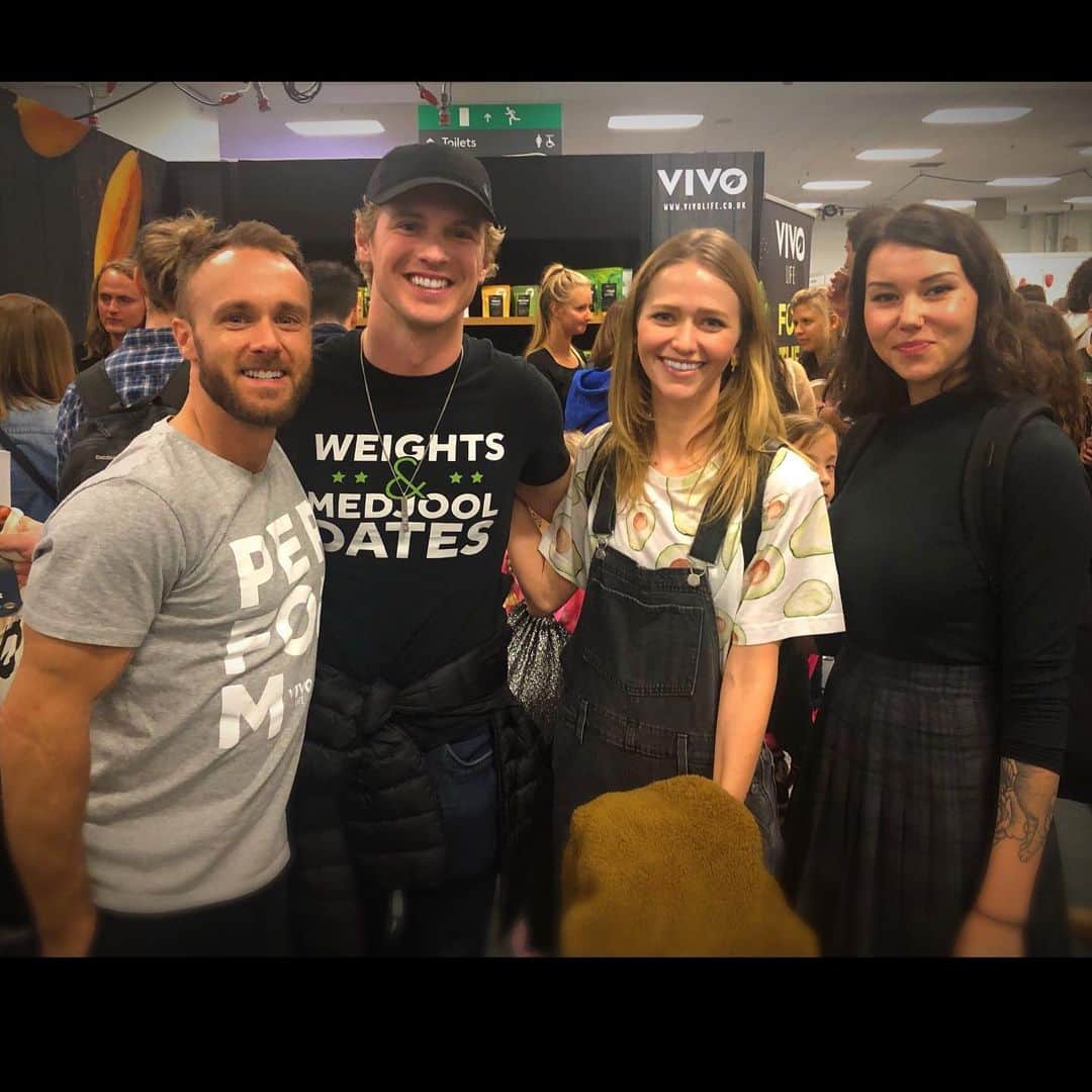 ジョアンナ・ブラッディのインスタグラム：「Awesome day at @vegfestuk So happy to meet these guys in person! If you have any interest in fitness or nutrition you should follow @simnettnutrition !」