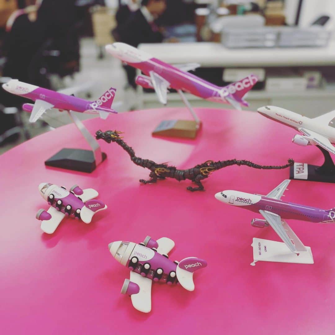 おっさんずラブ 武蔵の部屋のインスタグラム：「今朝は早朝フライトでした✈️ 今日もお客様を無事、目的地に届けることができて本当に良かった☺️ 出勤した時のガランとしたオフィスをつい撮ってみたのでアップしてみます。 1枚目からパイロットエリア、CAエリア、連絡ボード、ディスパッチャーエリア、整備エリアとなっています。 空を飛ぶにはチームの絆がなくてはならない。私が働く上で最も大切にしているのは"仲間"の存在です。  それではみなさん、 今週もハッピーフライト👍✨」
