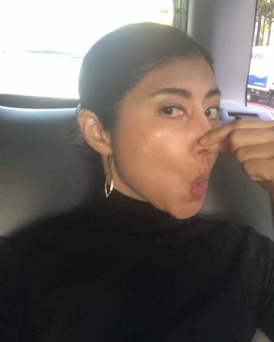 間々田佳子のインスタグラム：「タクシーのおじさんはびっくりしていた事でしょう‼️ でも最近は恥ずかしい気持ちゼロ😆✨ #間々田佳子 #表情筋研究家 #鼻筋矯正  #鼻筋メイク」