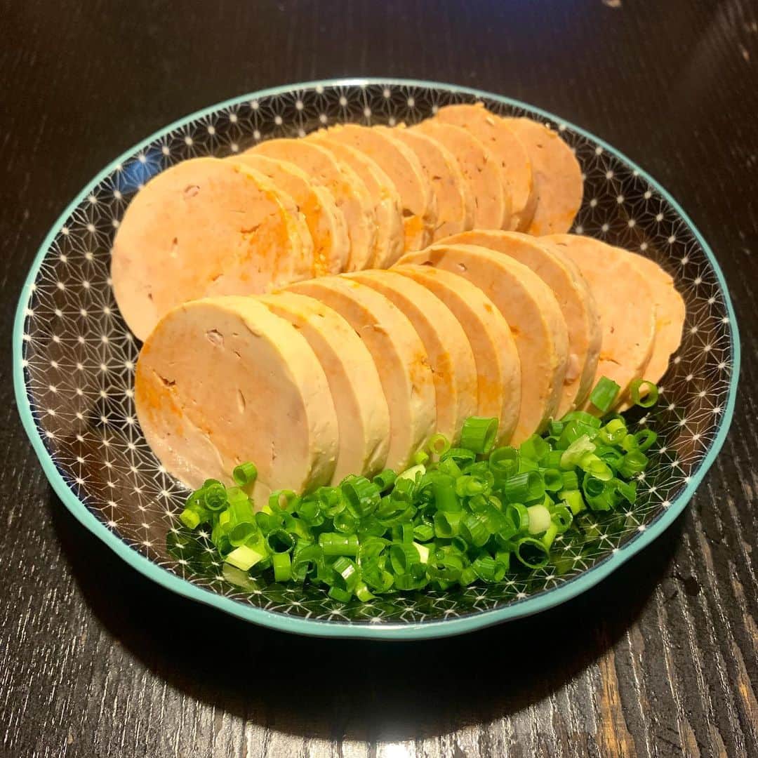 野村良平さんのインスタグラム写真 - (野村良平Instagram)「あん肝も作ったんだよね。うん、これは美味い。良かった。 二腹半で350円。フィー！⤴︎」10月28日 23時26分 - nomura_ryohei