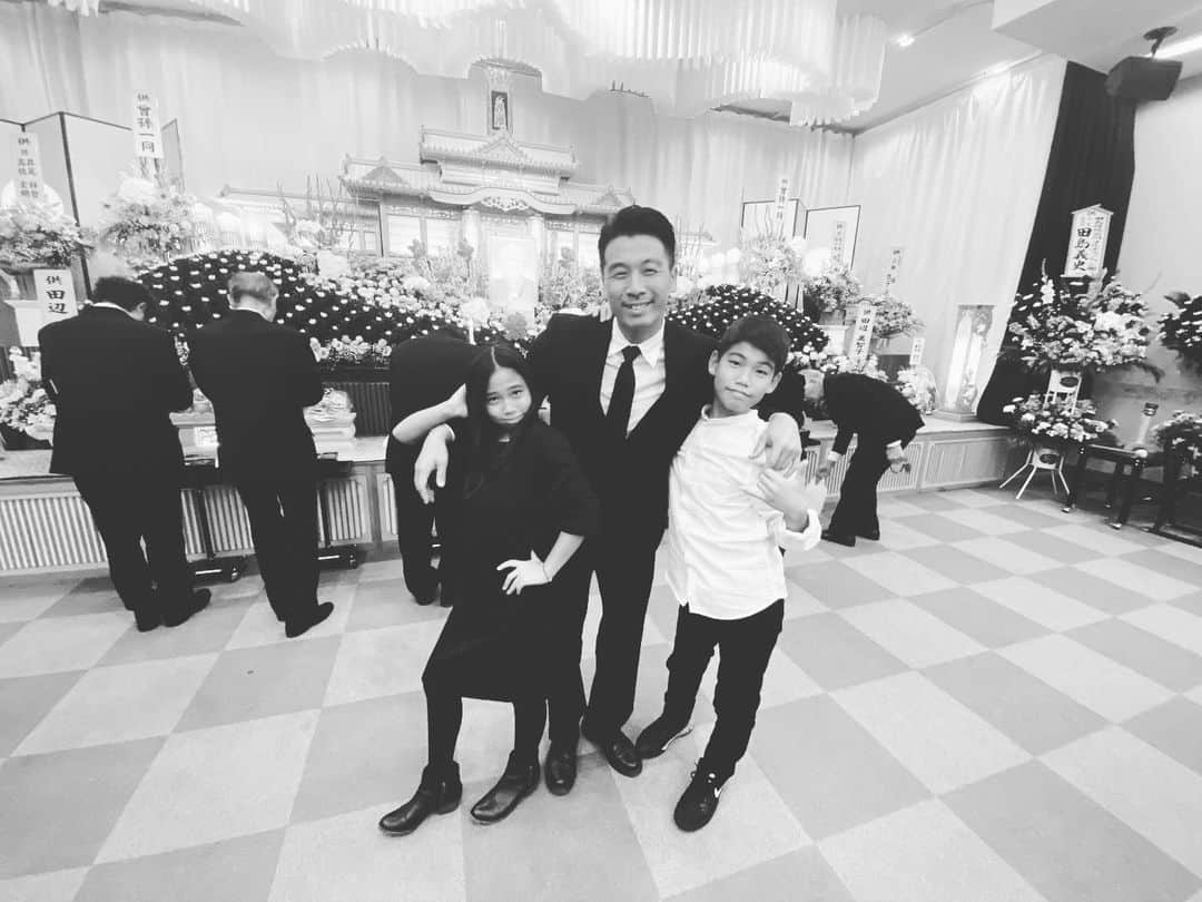 佐々木明さんのインスタグラム写真 - (佐々木明Instagram)「祖母タマちゃんのお通夜。 先日長野県でのボランティアの最中に母から電話がなり嫌な予感がしました。 とにかく優しい愛のある家庭が佐々木家なのですが、祖母の人柄から始まっているんだなと感じます。電話を母から受けすぐに北海道へ戻ってきたのですが、その間もみんなで祖母の話を毎日しながら涙し笑いあい、これもまた幸せな佐々木家の時間を過ごしています。  お通夜ではしんみりとしたお通夜らしい雰囲気の中、滞りなくお通夜らしく進んでいたのですが、故人の紹介の最中に11/4北海道で放送される僕（孫）のドキュメンタリー番組である「Twin Peaks~二つの頂きから~」の番宣が入り、ここにぶっ込んでくるのか！！のかと笑いが家族から沸き起こり、つられた参列者の皆様とまさに佐々木家ならではの空気の中おばあちゃんを送り出せたと思います。  おじいちゃんが始めた佐々木組と言う我が家の家業である、建設業。父が継ぎ兄が継ぎとわかるように我が家は建築家一家です。僕も高校に行くまで建築家になりたいと思っていました。 幼稚園の頃から現場に行って祖父と祖母、父の横で現場仕事を眺めては、釘を打たせてもらったり、木材を切らせてもらったり。  そんな思い出でいっぱいです。  祖父、祖母から父が生まれ僕を産んでもらい、素晴らしい家族と素晴らしい思い出をたくさん作ってきて、僕自身が今現在素晴らしい人生を送っていると思うととても佐々木家の歴史を誇りに思うとともに感謝の念でいっぱいです。  しんみりとやるべきお通夜ですが、佐々木家ならではの愛のあるお通夜となりました。  おばあちゃんありがとうね！ 生まれた時からずーっと可愛がってくれて俺のスキーを楽しんでくれて！ お父さんは安心して任せてね！  ひ孫の子供達も新しい経験と命の大切さ、今までも愛でいっぱいの子供たちだけど、更に愛を見たと思うよ。ありがとう😊おばあちゃん❤️ #givethanks #grandmother #love #family」10月28日 23時37分 - akiraexploring