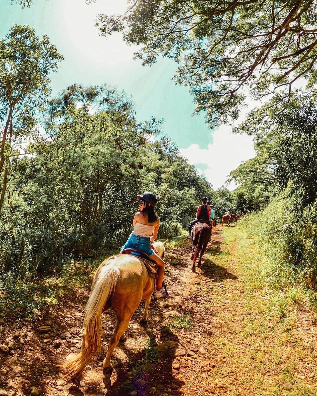 のインスタグラム：「クアロアランチで自然を感じながら乗馬。 私のお馬さんの名前は"ナポレオン"くんだった✨ 無心になれてリラックスしたぁー🐴 写真は @hawaiitaro が @goprojp で撮ってくれた📸 . #クアロアランチ#乗馬#goproのある生活#ハワイ#ホノルル#yukajourneyy#旅行#HAWAII#タビジョ#goproのある生活#gopro」