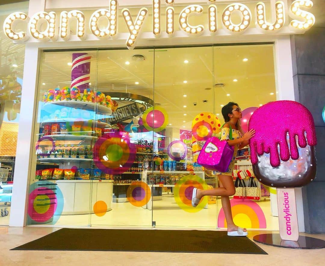 miniのインスタグラム：「🦄🍭🌈💓💜💎✨ @candyliciousbali  お店が可愛すぎて😍見つけた瞬間発狂したCANDY SHOP🍭🤩💓💜💎 何から何まで可愛すぎた🍭💘🍭 ココのショッパーが💓💜💚この色味でただの完璧っっ🤩🙌🏾🌈 #BALI #trip #balitrip #candylicious #candyshop #sminyak #バリ #バリ旅行 #スミニャック」