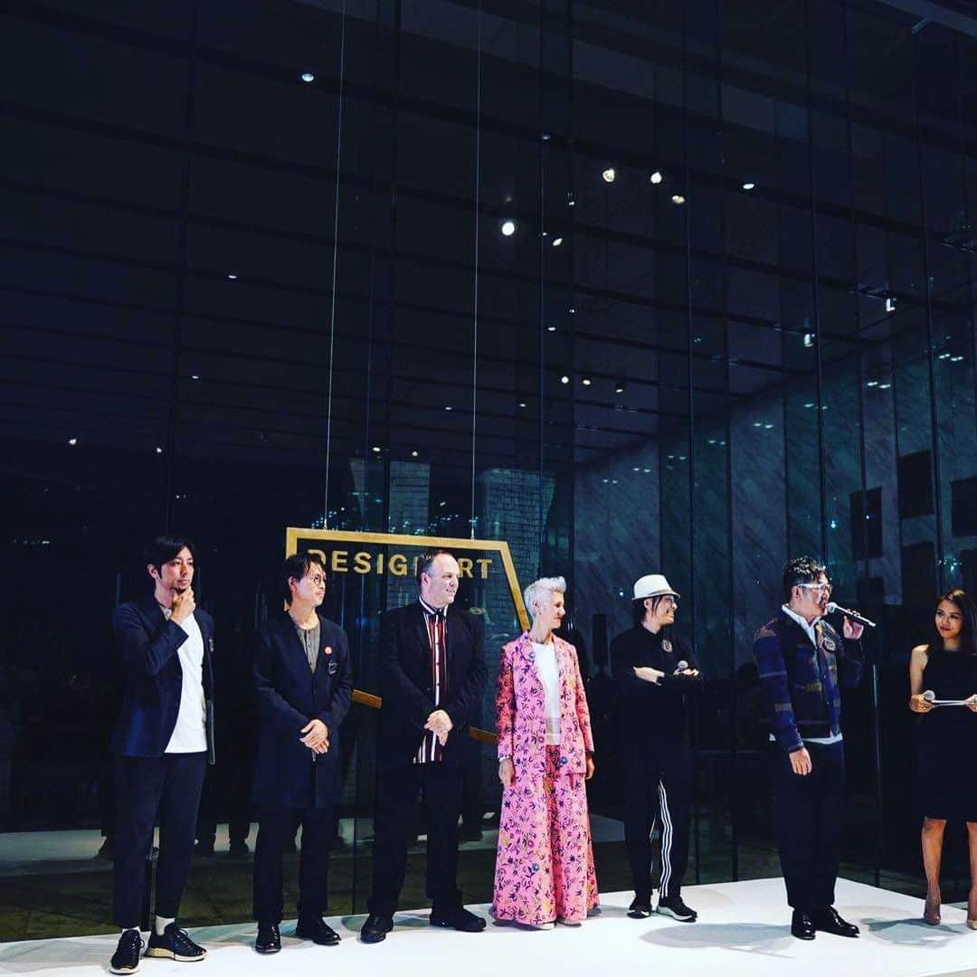 のインスタグラム：「Designart tokyo 2019: (10/18-27) 3回目となる今年も無事に開催し、昨日無事に終了しました。青木くん、僕、クラインダイサム、小池さん、オキサトくんの5組のファウンダーでスタートしたデザインとアートの垣根を超えるフェスティバル。国内だけでなくグローバルに海外からの参加者も増え、少しづつですが3年前にイメージしていたすがたに近づいています。来年2020にも10月に開催します。30年は続けミラノサローネのように東京の文化および風物詩として定着させるつもりですので、来年も今から準備をよろしくお願いします。http://designart.jp/designarttokyo2019/」