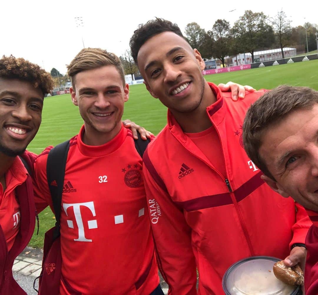 トーマス・ミュラーのインスタグラム：「For a lifetime FC Bayern fan, it is always a special trip to our friends from Bochum ✌🏻⚽️✌🏻with a big smile 😀 #fanfreundschaft #miasanmia #fcbayern #packmas #dfbpokal #thomasmüller」