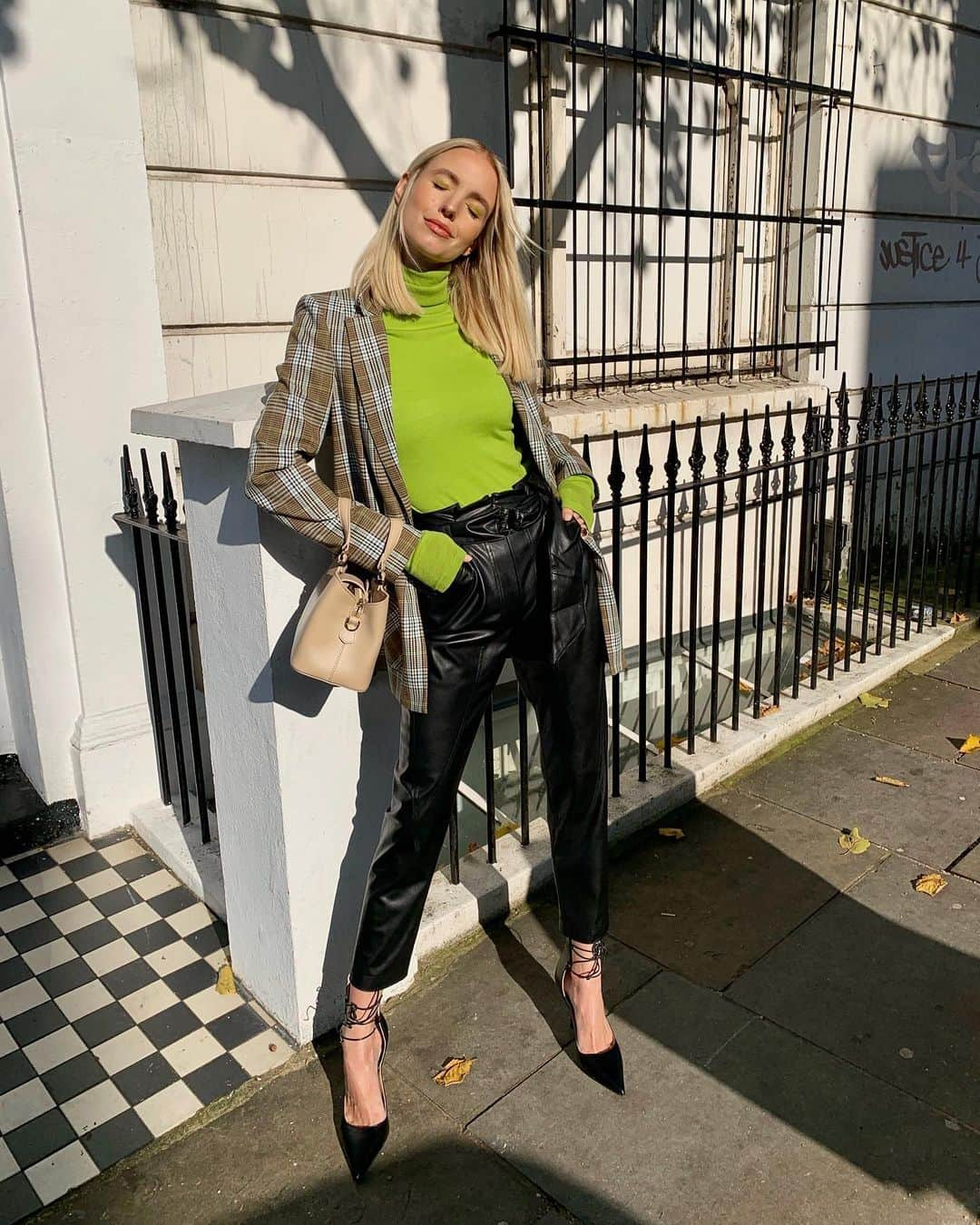 レオニー・ハンネさんのインスタグラム写真 - (レオニー・ハンネInstagram)「Suited up with a pop of green @patriziapepe. 💚 Anzeige / ad #PatriziaPepeTeleport #PatriziaPepe」10月28日 23時41分 - leoniehanne