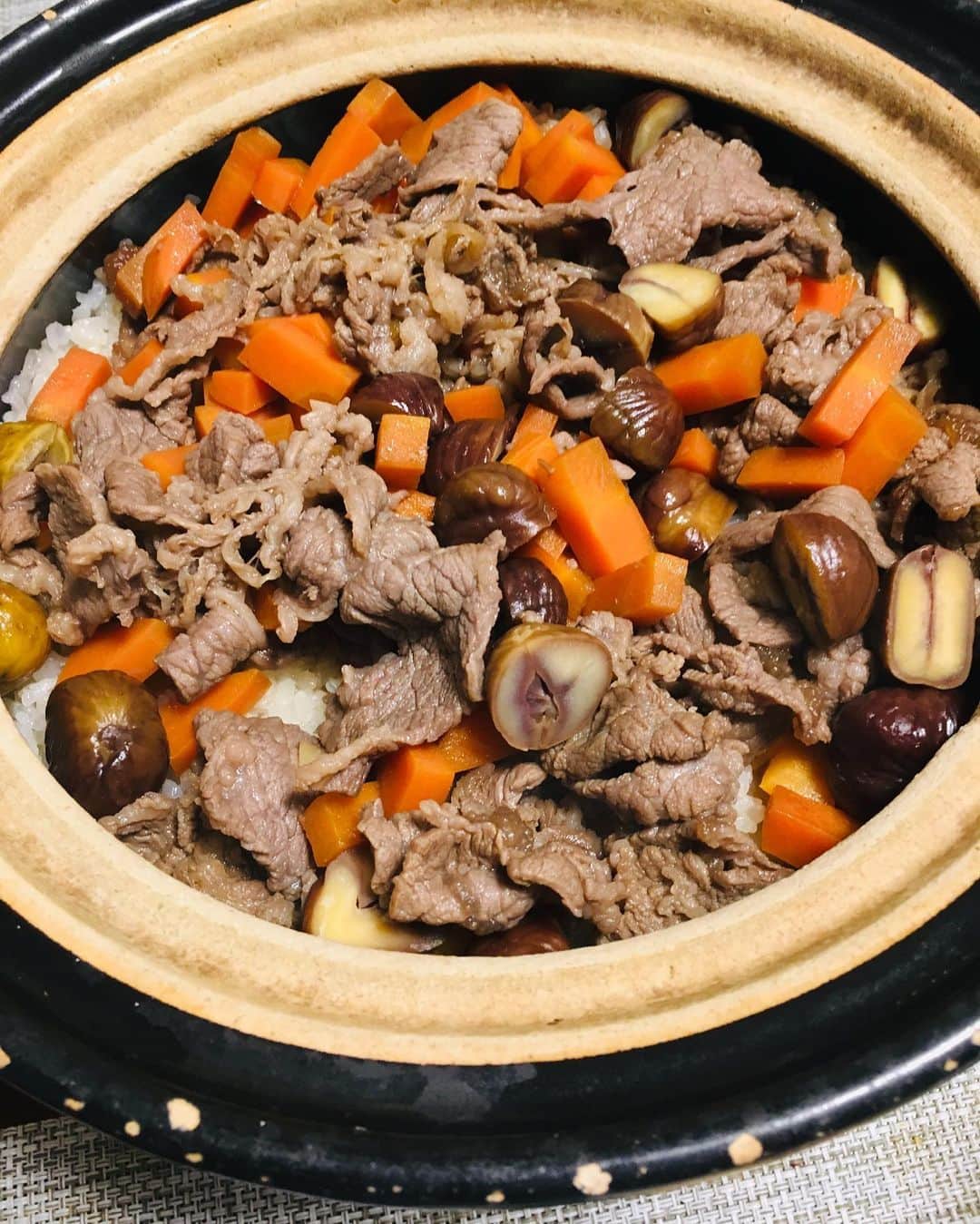 小橋めぐみのインスタグラム：「友人に教えてもらった、牛肉と栗の五目炊き込みご飯。 サツマイモを細かく切って、餅米混ぜたご飯で一緒に炊いて。炊き上がったら、あらかじめ煮ておいた人参と牛肉、それに栗を土鍋に入れて10分蒸す。 甘栗むいちゃいました、を使って時短。 餅米は、友人オススメの「こがねもち」 母止まらず、3杯も食べてくれてうれしい🍚🍚🍚 #食欲の秋」