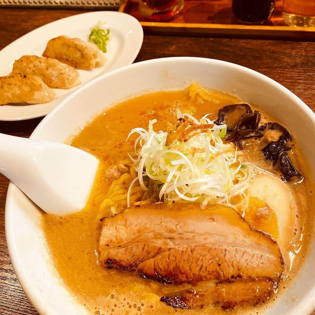 尾崎ありささんのインスタグラム写真 - (尾崎ありさInstagram)「📍雪風﻿ ﻿ ﻿ 美味しい味噌ラーメン屋さんが沢山あって札幌の方羨ましいな〜😊﻿ 〆パフェにするか〆ラーメンにするかみたいな、贅沢✨﻿ ﻿ ラーメンを食べるのにこんなに並んだのはじめてでした。﻿ 気がついたら次の日になってたよ😇﻿ さすが食べログ100名店に選ばれたお店。﻿ ﻿ とても濃厚な味噌。﻿ 沢山並んで食べたラーメン格別に美味しかった🍜﻿ ﻿ 餃子に隠し味で味噌入っててこれもまた美味しかった🥟﻿ ﻿ 味噌ラーメン大好き❤﻿ でも豚骨も好き🐽﻿ ﻿ ﻿ ﻿ ﻿ ﻿ #雪風 #ラーメン #百名店 #食べログ #ラーメンインスタグラマー #麺屋雪風 #味噌ラーメン #すすきのグルメ #札幌グルメ #すすきの #札幌ラーメン #gourmet #グルメ #札幌ラーメン部 #ラーメン部 #麺スタグラム #ラーメンスタグラム #インスタラーメン #ラーメン巡り #めんすたぐらむ #麺活 #ラー活 #ラーメンパトロール #麺スタグラマー #ラーメン倶楽部 #ラーメン大好き #instaramen #instanoodle #ramenstagram」10月29日 0時02分 - also1219