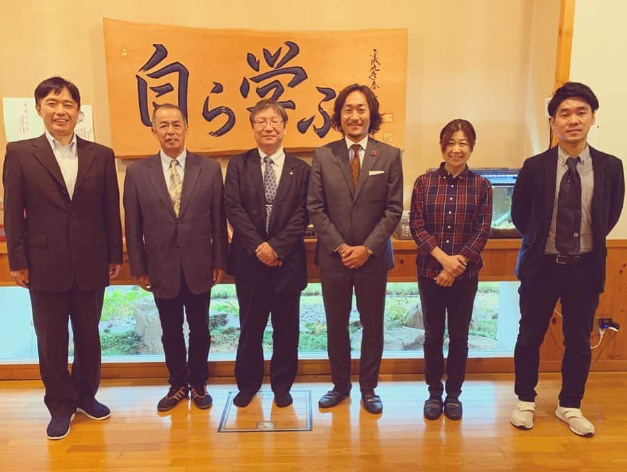 石川直宏さんのインスタグラム写真 - (石川直宏Instagram)「先週長野県木曽郡上松町にある上松小学校・中学校でユメセンを行ってきました！！自然いっぱいの素晴らしい環境🏞 . 内気でシャイな生徒が多かったけど、時間と共に言葉も笑顔も増えていきました✨ 夢シートも楽しみに待ってます😉 . 上松小学校・中学校の皆さん、関係者の皆さん、温かいおもてなしと貴重な機会をありがとうございました🤝✨ . #ひのきの里 #信州木曽 #上松町 #ユメセン #夢の教室 #夢先生 #JFA #夢 #目標 #夢曲線 #積み重ね #矢印を自分に向ける  #生き様 #正直勤勉 #自ら学ぶ #小林弥生 さん #なでしこ #同級生 #膝友 #石川直宏」10月29日 0時05分 - sgss.18