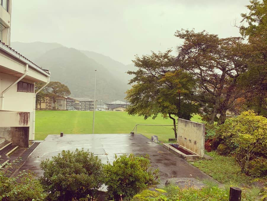 石川直宏さんのインスタグラム写真 - (石川直宏Instagram)「先週長野県木曽郡上松町にある上松小学校・中学校でユメセンを行ってきました！！自然いっぱいの素晴らしい環境🏞 . 内気でシャイな生徒が多かったけど、時間と共に言葉も笑顔も増えていきました✨ 夢シートも楽しみに待ってます😉 . 上松小学校・中学校の皆さん、関係者の皆さん、温かいおもてなしと貴重な機会をありがとうございました🤝✨ . #ひのきの里 #信州木曽 #上松町 #ユメセン #夢の教室 #夢先生 #JFA #夢 #目標 #夢曲線 #積み重ね #矢印を自分に向ける  #生き様 #正直勤勉 #自ら学ぶ #小林弥生 さん #なでしこ #同級生 #膝友 #石川直宏」10月29日 0時05分 - sgss.18