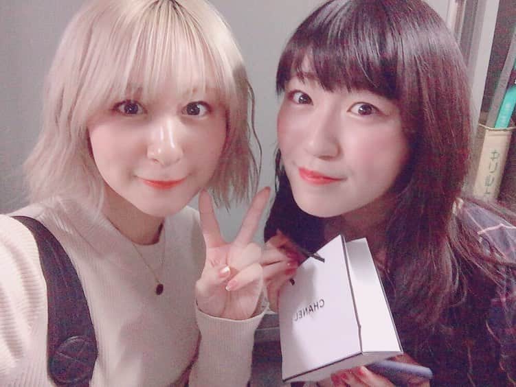 吉田有里さんのインスタグラム写真 - (吉田有里Instagram)「あみたちゃんが出演中の舞台﻿ 〜崩壊シリーズ〜「派」にお邪魔させて頂きました…！﻿ ﻿ 衝撃的…！✨﻿ ずっとずっと笑っていました、とても好きな舞台だった…最高に面白かったです…﻿ お話が進んでいくにつれて、お客さんがどんどん前のめりになっていって…﻿ 呼吸を役者さんにコントロールされてるみたいに笑った。﻿ 本当に観劇できて良かったなと感じました。﻿ ﻿ あみたちゃんマジで最高だった！！！！﻿ 全力で役に向き合っているあみたちゃん、本当にカッコよかった〜、、😭🌟﻿ 魅力が存分に発揮されていて、最高の刺激をもらいました。嗚呼。﻿ とても好き。好きです。(告白)﻿ ﻿ 二度、三度と観たくなる気持ち分かります…！﻿ 東京公演だけでなく、たくさんの地方でも公演されるようで、応援してます！﻿ ﻿ #前島亜美 ちゃん #あみた ちゃん﻿ #崩壊シリーズ #派 #俳優座劇場」10月29日 0時08分 - yu_ri_ysd
