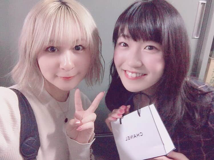 吉田有里のインスタグラム：「あみたちゃんが出演中の舞台﻿ 〜崩壊シリーズ〜「派」にお邪魔させて頂きました…！﻿ ﻿ 衝撃的…！✨﻿ ずっとずっと笑っていました、とても好きな舞台だった…最高に面白かったです…﻿ お話が進んでいくにつれて、お客さんがどんどん前のめりになっていって…﻿ 呼吸を役者さんにコントロールされてるみたいに笑った。﻿ 本当に観劇できて良かったなと感じました。﻿ ﻿ あみたちゃんマジで最高だった！！！！﻿ 全力で役に向き合っているあみたちゃん、本当にカッコよかった〜、、😭🌟﻿ 魅力が存分に発揮されていて、最高の刺激をもらいました。嗚呼。﻿ とても好き。好きです。(告白)﻿ ﻿ 二度、三度と観たくなる気持ち分かります…！﻿ 東京公演だけでなく、たくさんの地方でも公演されるようで、応援してます！﻿ ﻿ #前島亜美 ちゃん #あみた ちゃん﻿ #崩壊シリーズ #派 #俳優座劇場」