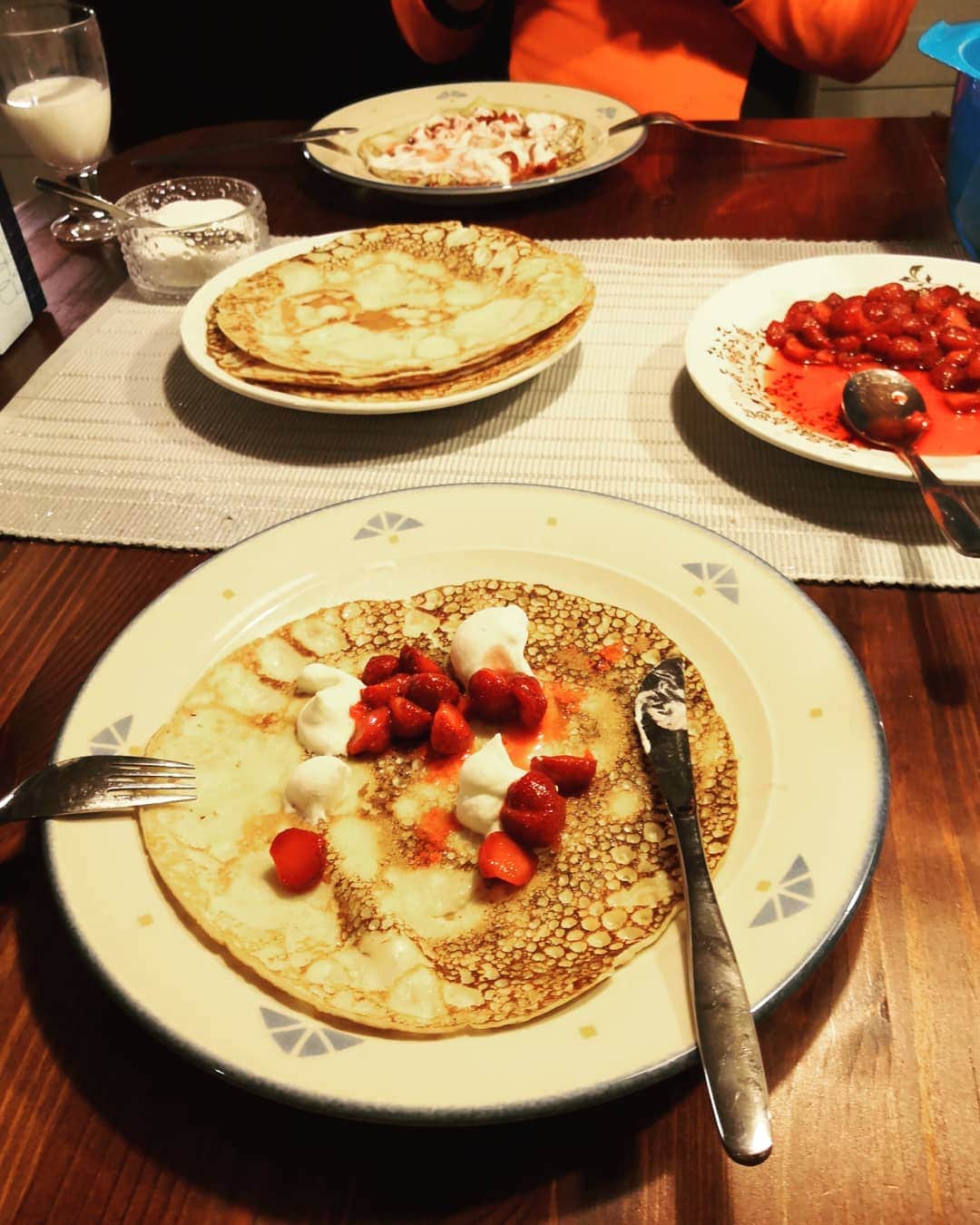 ミンナ・ニッカネンさんのインスタグラム写真 - (ミンナ・ニッカネンInstagram)「Eilen lettuja iltapalaksi😍🥞🕯️ . Yesterday's evening meal 😍🥞🕯️#pancakes」10月29日 0時22分 - minna_alitalo