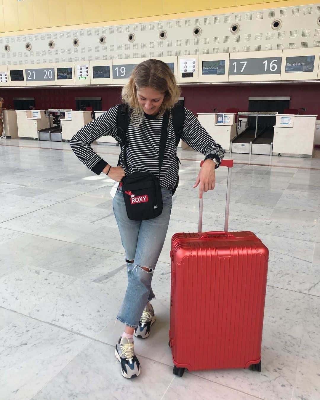 ステファニー・ギルモアさんのインスタグラム写真 - (ステファニー・ギルモアInstagram)「Slick red makes for fast luggage 〰️ muito obrigado & merci beaucoup Europe ☺️ it’s been fun.」10月29日 0時19分 - stephaniegilmore