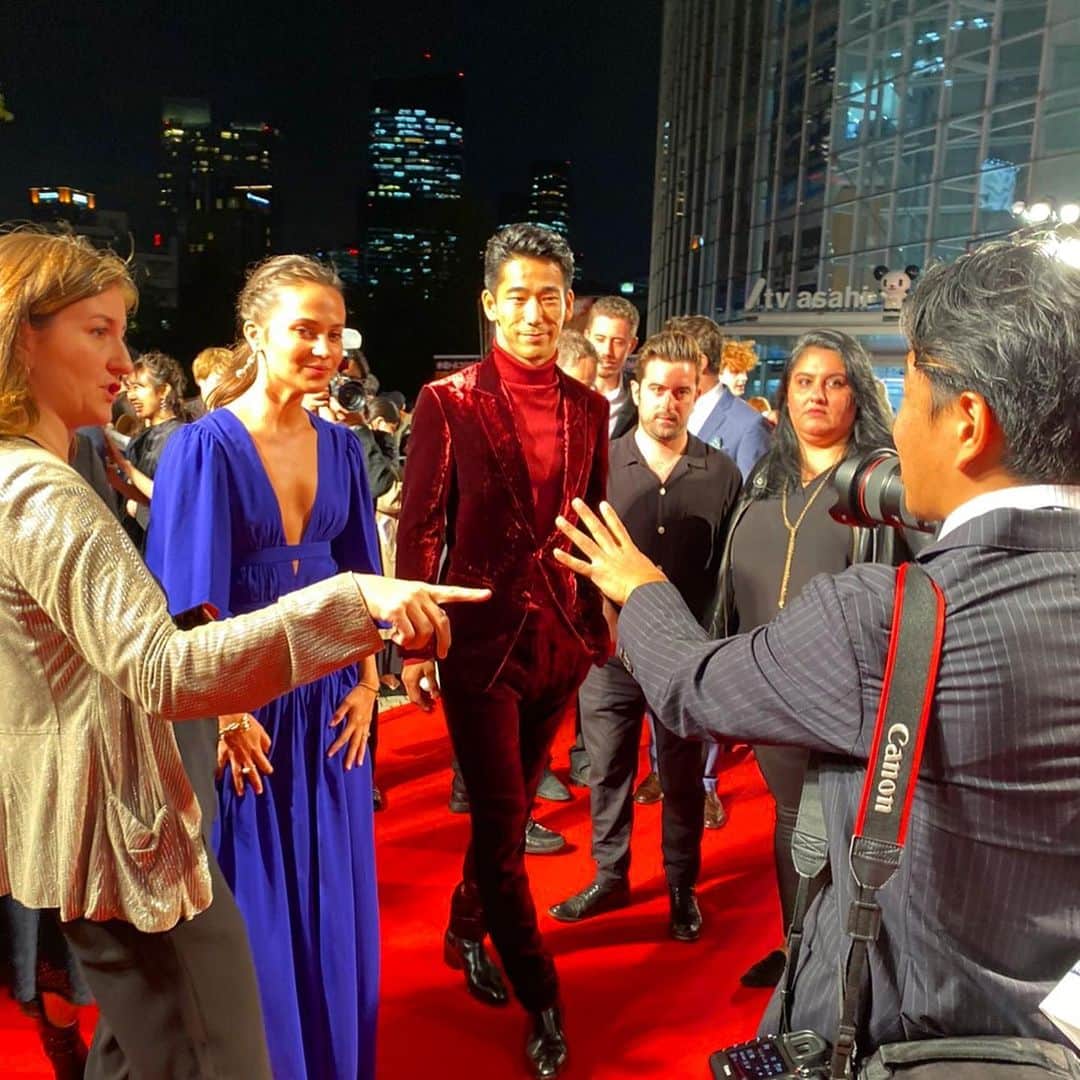 のインスタグラム：「本日2回目のレッドカーペット！ The second round of red carpet was for #Earthquakebird  ウォッシュ監督、共演のアリシアらと一緒に『#アースクエイクバード 』登壇しました。 I enjoyed a little stroll with Wash Westmoreland and Alicia Vikander.  11月15日、Netflixにて世界同時配信です。僕にとっての大きなチャレンジ、見守ってください！ The movie is gonna come out on Netflix on 15th of November, which will be a great milestone of the path I take. Please look forward to it!  #EXILE #三代目JSOULBROTHERS #三代目JSOULBROTHERSfromEXILETRIBE #三代目JSB #三代目 #3jsb #ldh #小林直己 #NaokiKobayashi  #Earthquakebird #netflix @tomford #TomFord  #ネットフリックス #ネトフリ #東京国際映画祭 #TIFF @netflixfilm  #AliciaVicander #スーツ映えてる？」