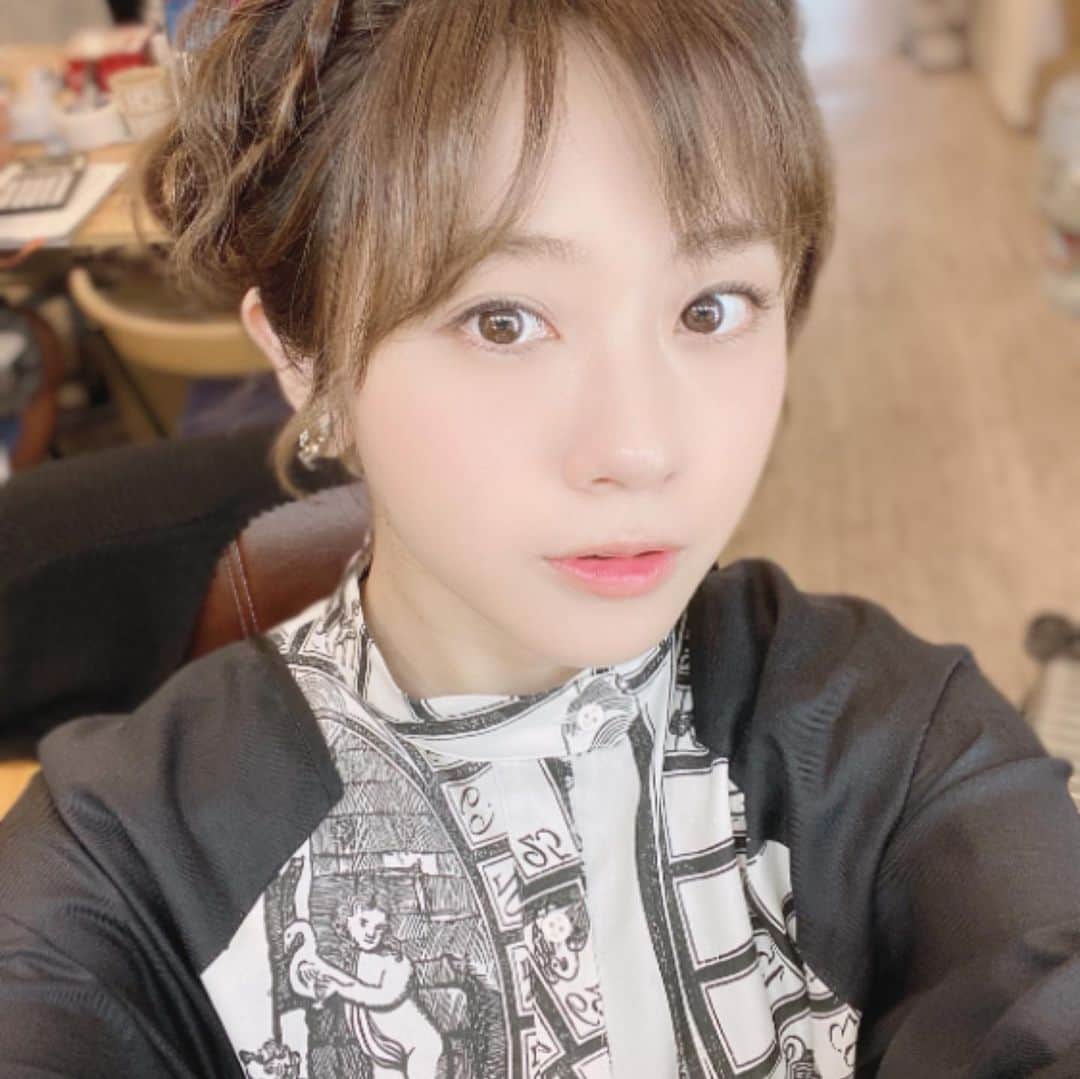 安住麻里さんのインスタグラム写真 - (安住麻里Instagram)「本日は　#東京国際映画祭 取材にいってきました！  華やかオブ華やかな空間、あふれる熱気、それぞれの映画を背負う熱い気持ちがたくさんの人に伝わっていくまさに発信地でした！ 『男はつらいよ　お帰り寅さん』 山田洋次監督などなどにお話伺いましたよ！　#BSテレ東　#シネマ・アディクト　ぜひチェックしてください！オンエア日などはまた同じアカウント名のTwitterなどにかいていくとおもいますーーー！  よろしくねーーー！  #映画祭　#リポーター　#レポーター　#お仕事　#六本木ヒルズ  @tokyo_intl_film_festival  @tiff_stagram_  @tiffgakusei」10月29日 0時28分 - azumari12
