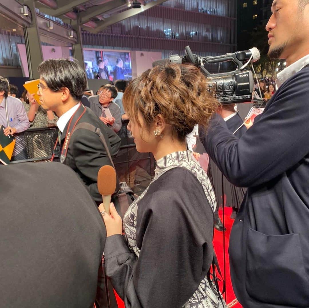 安住麻里さんのインスタグラム写真 - (安住麻里Instagram)「本日は　#東京国際映画祭 取材にいってきました！  華やかオブ華やかな空間、あふれる熱気、それぞれの映画を背負う熱い気持ちがたくさんの人に伝わっていくまさに発信地でした！ 『男はつらいよ　お帰り寅さん』 山田洋次監督などなどにお話伺いましたよ！　#BSテレ東　#シネマ・アディクト　ぜひチェックしてください！オンエア日などはまた同じアカウント名のTwitterなどにかいていくとおもいますーーー！  よろしくねーーー！  #映画祭　#リポーター　#レポーター　#お仕事　#六本木ヒルズ  @tokyo_intl_film_festival  @tiff_stagram_  @tiffgakusei」10月29日 0時28分 - azumari12
