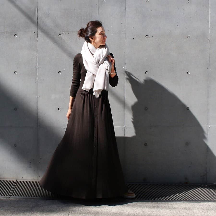BORDERS at BALCONYのインスタグラム：「@canako_nishimura さん、「WEEKEND MAXI」をご着用いただき、ありがとうございます！⁠⠀ ⁠⠀ 今シーズン新色のブラウンは、柔らかく、肌馴染みの良いカラーです！⁠⠀ ⁠⠀ 今ならまだ @bordersatbalcony_official でお買い求めできます。ぜひチェックしてください！⁠⠀ ⁠⠀ ⁠⠀ #bordersatbalcony #ボーダーズアットバルコニー #ボーダーズ #ボーダー #ボーダーコーデ #ボーダートップス #ボーダートップス #ボーダー好き #橫條紋 #stripes ⁠⠀ #普段着 #普段使い #ootd #todayfashion #outfit ⁠⠀ #newcollection2019 #2019aw #instagood #musthave #fashionpoast #japanesefashion #newcollections ⁠⠀ #リゾートコーデ #リゾート #リゾートワンピ #リゾートワンピース #リゾートファション #リゾート地 #連身裙 #ロングスカート」