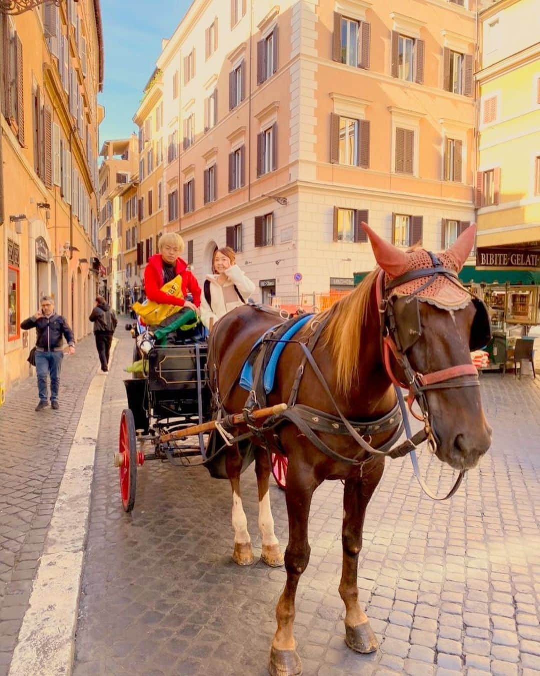 あやなんさんのインスタグラム写真 - (あやなんInstagram)「イタリア２日目！(午前)  まさに非現実的な世界が広がってて、買い物なんかしなくても、テーマパークに行かなくても、街を歩いてるだけで満足感に浸れました^_^  馬に乗って街を散策しました！  #イタリア旅行#ローマ」10月29日 0時45分 - ayachan_0619