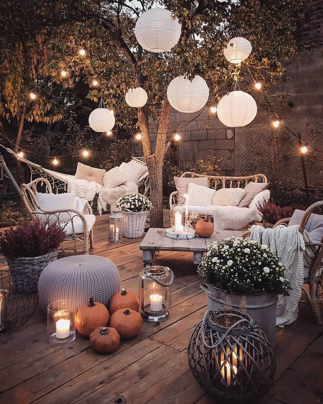 MT DOMAINEさんのインスタグラム写真 - (MT DOMAINEInstagram)「You know it’s cozy season when the blankets and the pumpkins come out. Who wants a backyard patio like this? We sure do! 🙋‍♀️📸: @marzena.marideko」10月29日 0時49分 - mydomaine